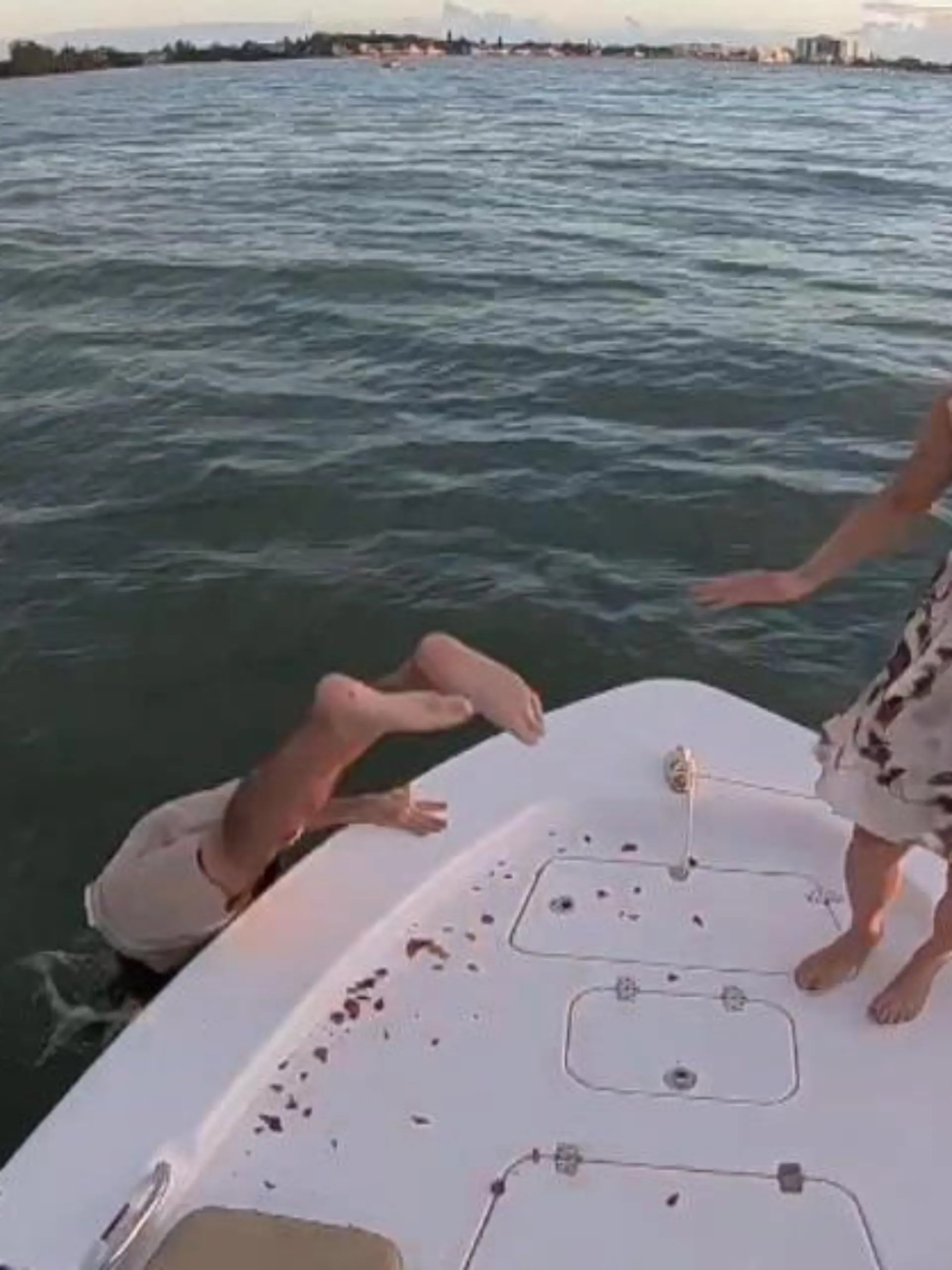 Bei diesem Video gilt das Sprichwort „Wo die Liebe hinfällt“ – denn manchmal landet sie über Umwegen im Wasser! Der Mann in dem Clip hat sich diese besonders romantische Bootstour ausgesucht, um seiner Angebeteten die wichtigste Frage seines Lebens zu stellen. Doch vor lauter Nervosität fällt der Ring kurz vor dem großen Moment ins Wasser und droht, zu sinken.