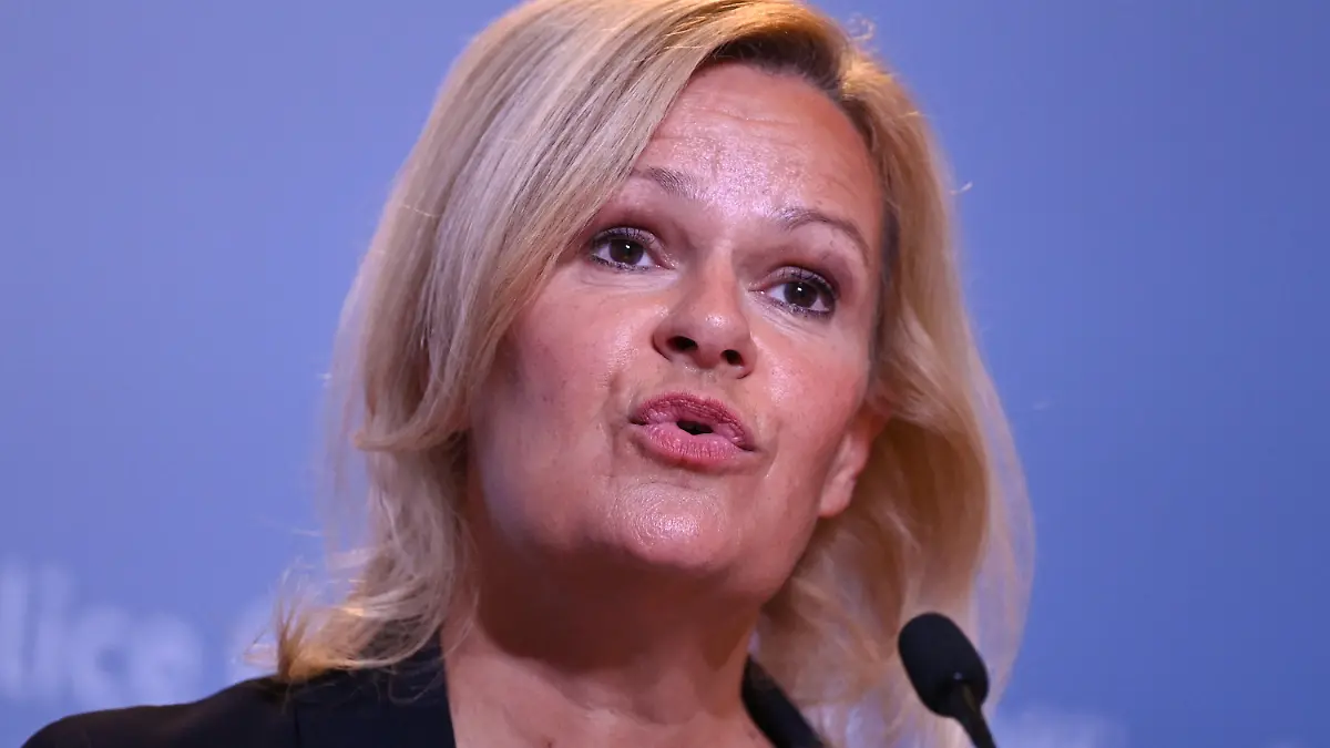 ARCHIV - 16.11.2022, Hessen, Wiesbaden: Bundesinnenministerin Nancy Faeser (SPD) spricht auf der Herbsttagung des Bundeskriminalamts (BKA) im RheinMain CongressCenter (RMCC) während einer Pressekonferenz. Faeser reist zur WM nach Katar. (zu dpa: «Faeser fliegt zum ersten Spiel der Nationalelf nach Katar») Foto: Arne Dedert/dpa +++ dpa-Bildfunk +++