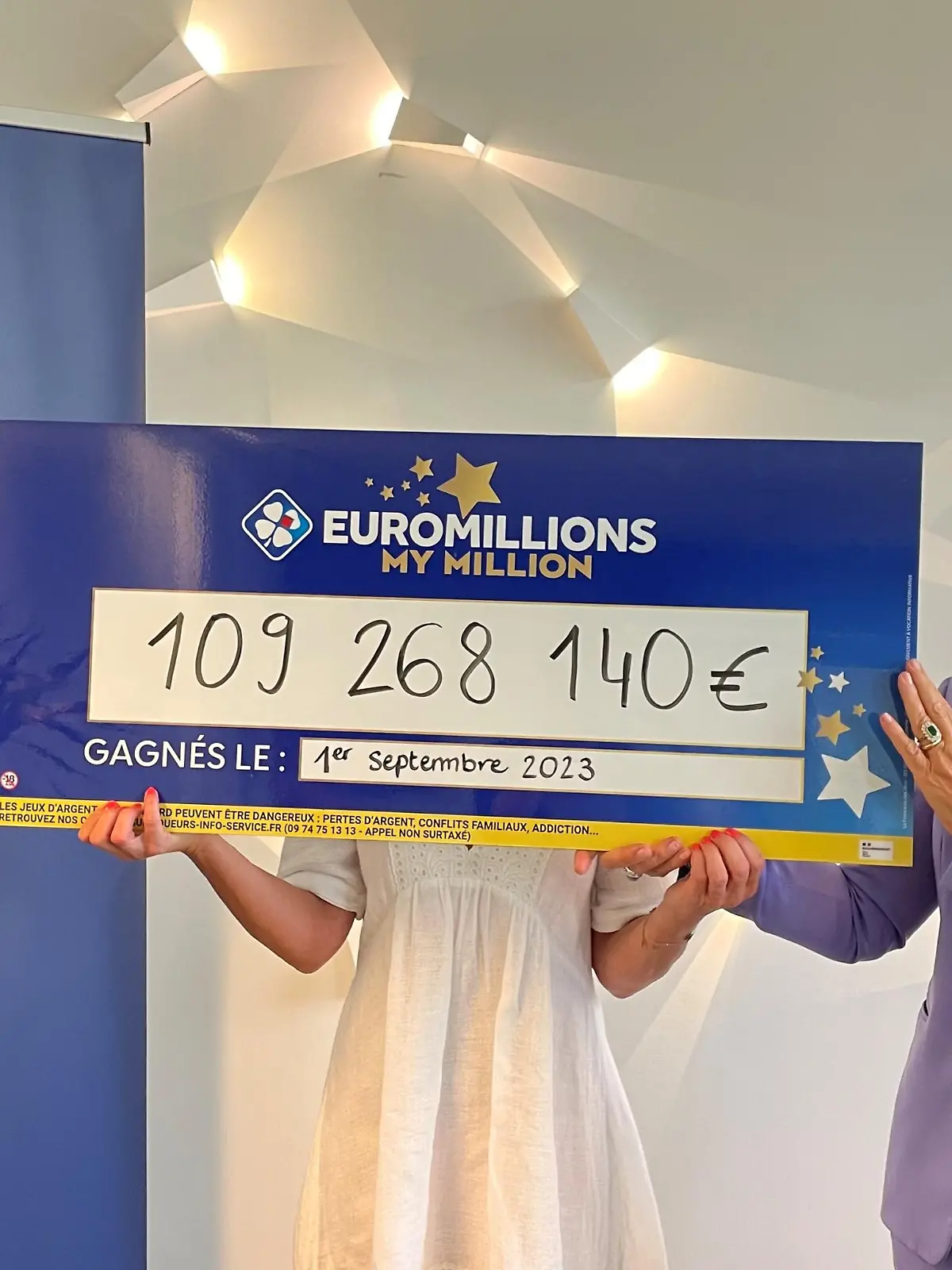 Eine anonyme Frau aus Frankreich (verdeckt) gewinnt 109 Millionen Euro in der Lotterie – zum perfekten Zeitpunkt.