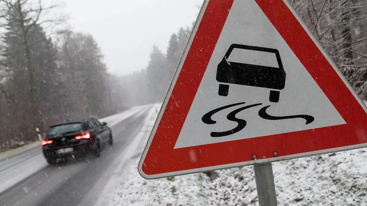  Wintereinbruch im Taunus Starke Schneefälle haben am Nachmittag des 13.12.2017 im Taunus während des Berufsverkehrs zu erheblichen Behinderungen geführt. In den Höhenlagen fielen über 10 cm Neuschnee, mehrere Fahrzeuge rutschten in den Graben., Oberursel Deutschland *** Winter break in the Taunus Heavy snowfalls have led to considerable disabilities during the rush hour on the afternoon of 13 12 2017 in the Taunus In the high altitude fell over 10 cm of fresh snow several vehicles slipped into the moat Oberursel Germany