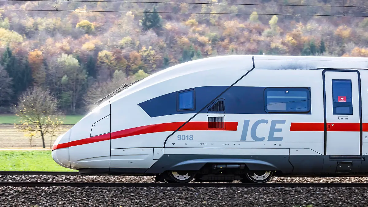 InterCityExpress ICE auf Schwäbische Alb bei Amstetten. // 31.10.2022: Deutschland, Baden-Württemberg, Amstetten. *** InterCityExpress ICE on Swabian Alb near Amstetten 31 10 2022 Germany, Baden Württemberg, Amstetten