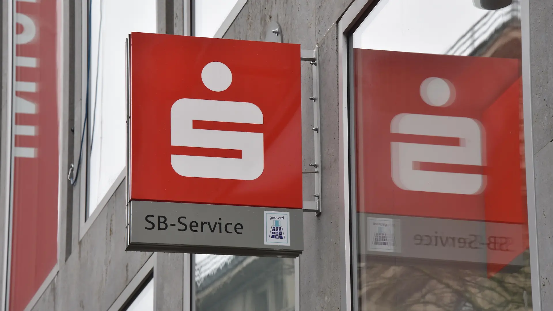 Logo der Sparkasse KölnBonn an einer Filiale.