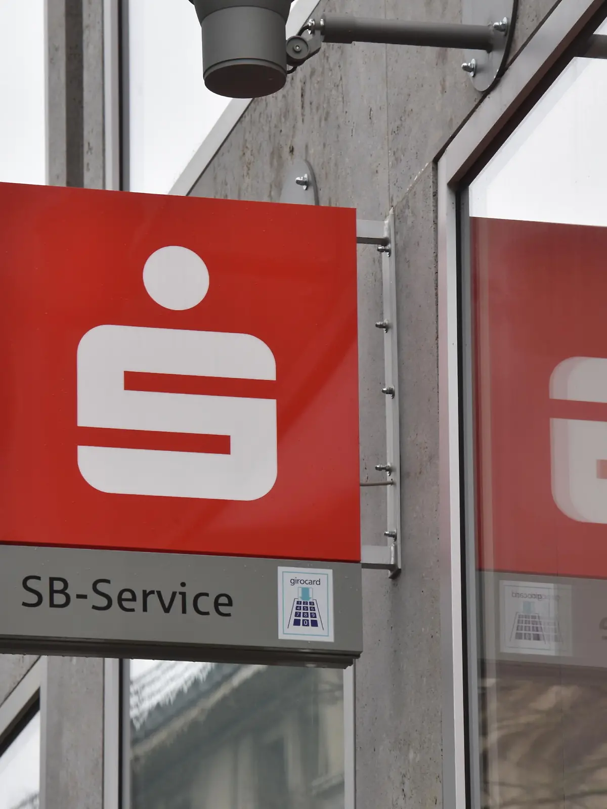 Logo der Sparkasse KölnBonn an einer Filiale.