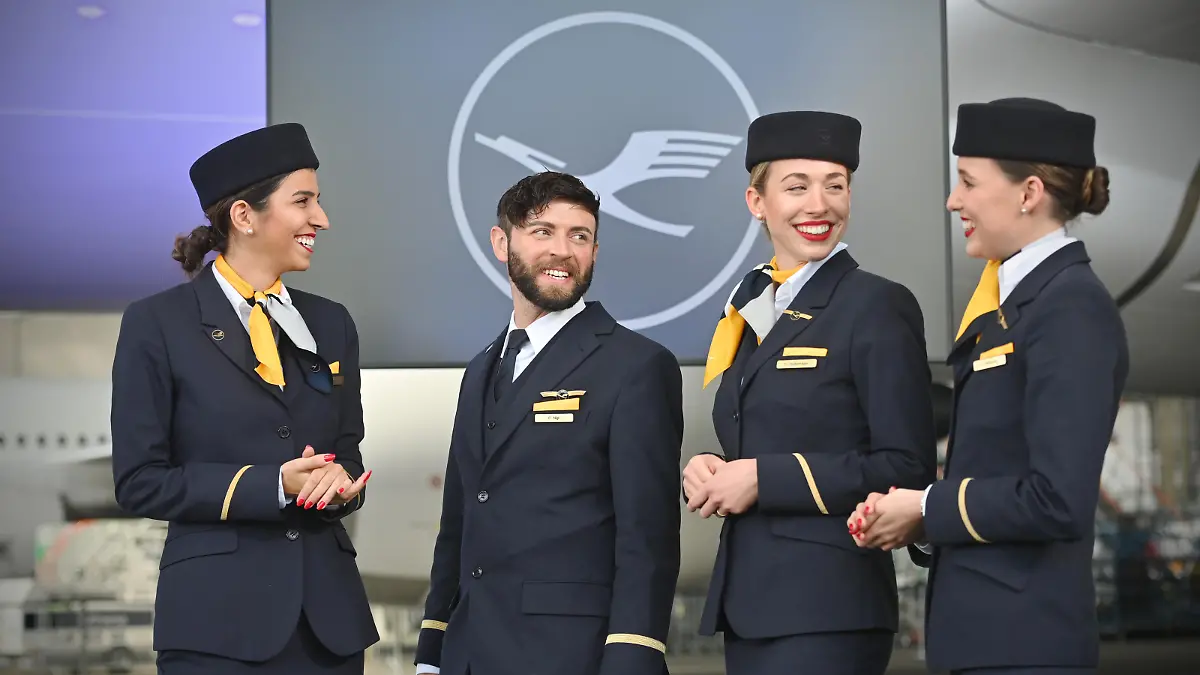 Flugbegleiter,Stewardess,Steward,Kabinenpersonal,lacht,lachen,lachend,optimistisch,gutgelaunt. Lufthansa Flugzeugtaufe Airbus A350 MUENCHEN am 29.04.2022 im Flugzeughangar Flight Operation Center am Flughafen Franz Josef Strauss in Muenchen.
