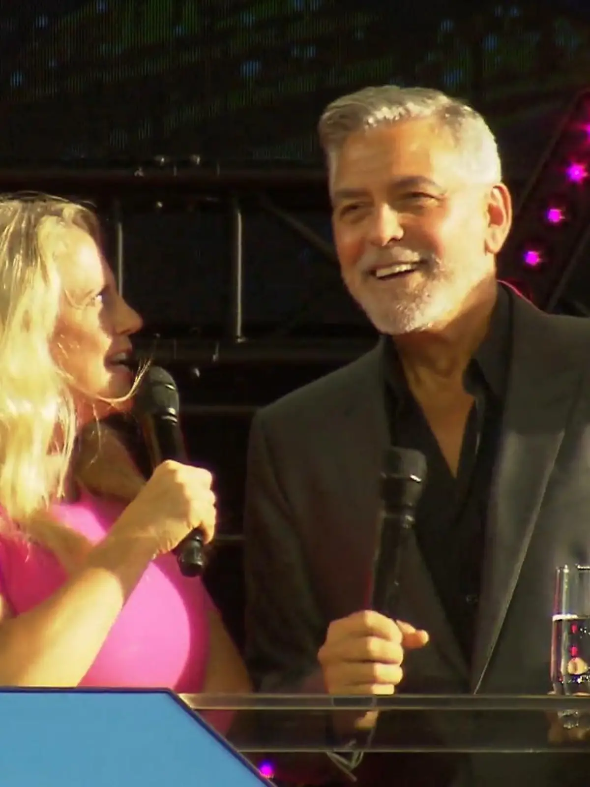 Barbara Schöneberger macht sich an George Clooney ran.
