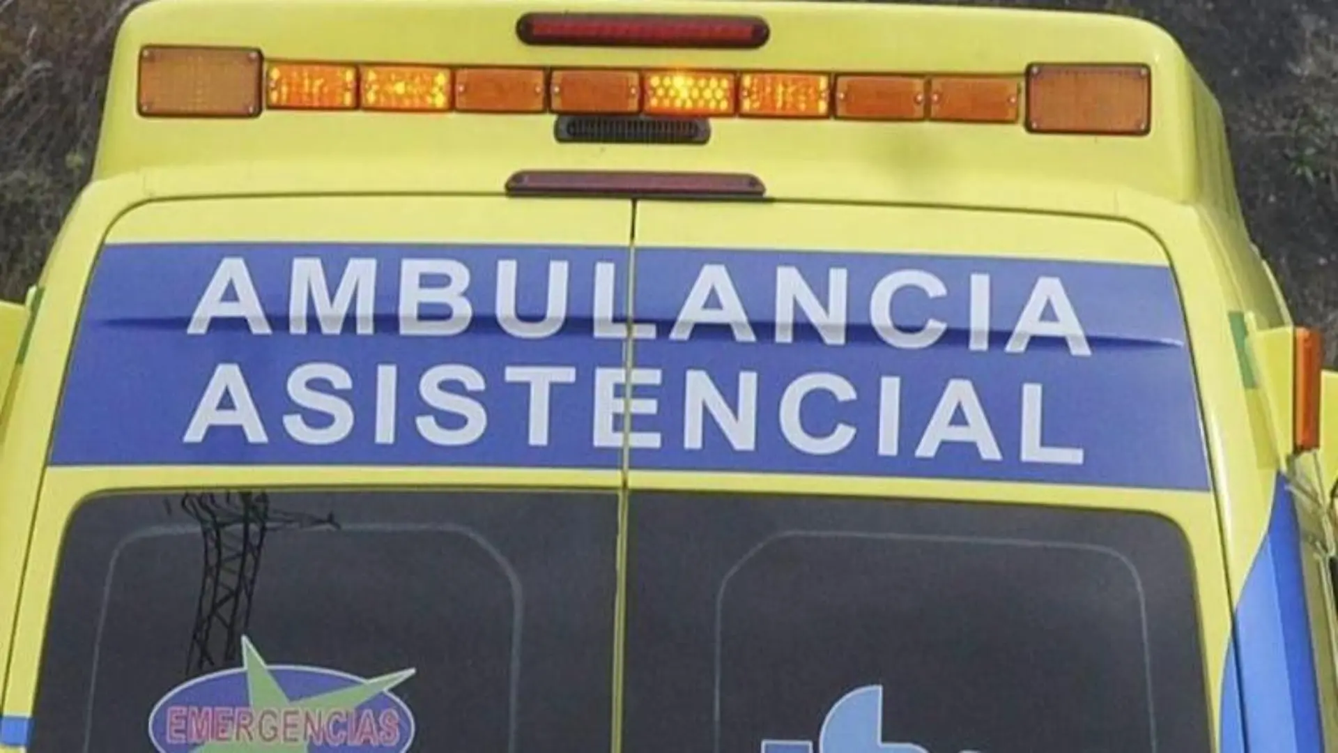 Ein Krankenwagen in Spanien im Einsatz. Auf Mallorca ist eine vierköpfige Familie aus Deutschland bei einem Unfall ums Leben gekommen. Foto: J. Casares / Symbolbild