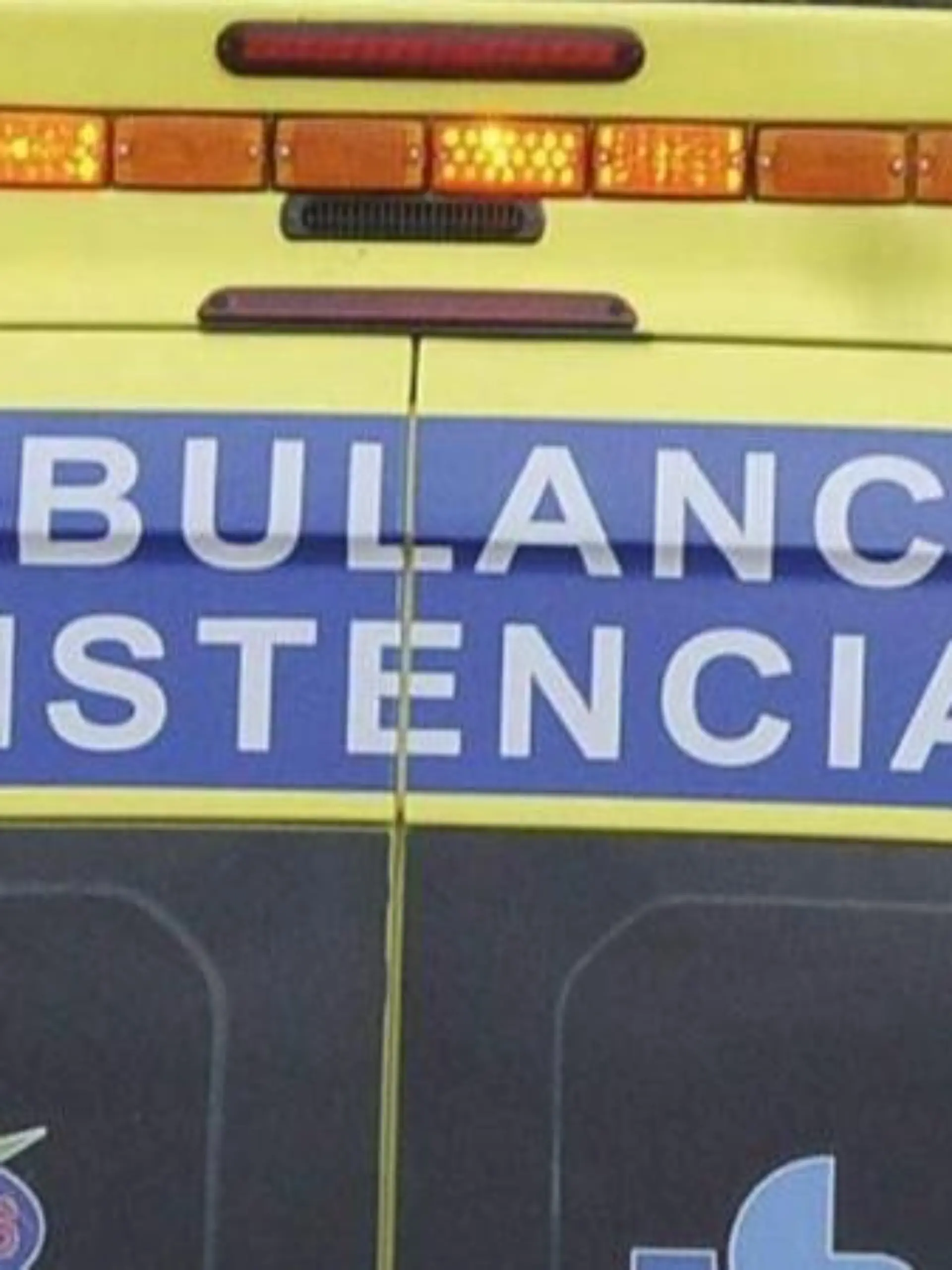 Ein Krankenwagen in Spanien im Einsatz. Auf Mallorca ist eine vierköpfige Familie aus Deutschland bei einem Unfall ums Leben gekommen. Foto: J. Casares / Symbolbild