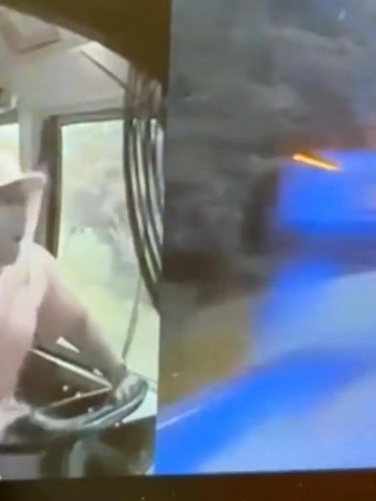 Der Busfahrer hat keine Chance mehr als er den Shuttle auf ihn zukommen sieht. Der kommt von der Fahrbahn ab und crasht frontal in den mit elf Kindern besetzten Schulbus.
