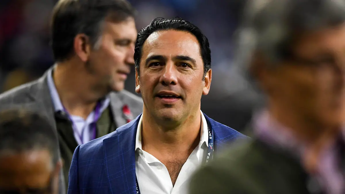 NFL, American Football Herren, USA Tennessee Titans at Houston Texans, Nov 26, 2018 Houston, TX, USA Houston Texans limited partner Javier Loya walks the sidelines prior to the game between the Houston Texans and the Tennessee Titans at NRG Stadium. Mandatory Credit: Shanna Lockwood-USA TODAY Sports, 26.11.2018 18:42:57, 11757424, NPStrans, NFL, NRG Stadium, Houston Texans, Tennessee Titans PUBLICATIONxINxGERxSUIxAUTxONLY Copyright: xShannaxLockwoodx 11757424