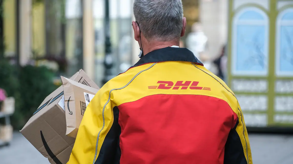 Düsseldorf 11.11.2022 Post DHL Paket Pakete Paketwagen Postpaketwagen Paketzusteller Amazon Retouren Retoure CO2 Online shoppen einkaufen onlineshopping Internetshopping Paketboom Paketbote Paketsteuer Paket-Steuer Paketabgabe Onlinehandel Deutsche Post Düsseldorf Nordrhein-Westfalen Deutschland *** Düsseldorf 11 11 2022 post DHL parcel parcel car parcel delivery Amazon returns returns CO2 online shopping onlineshopping internet shopping parcel boom parcel messenger parcel tax parcel tax online trade Deutsche Post Düsseldorf North Rhine Westphalia Germany