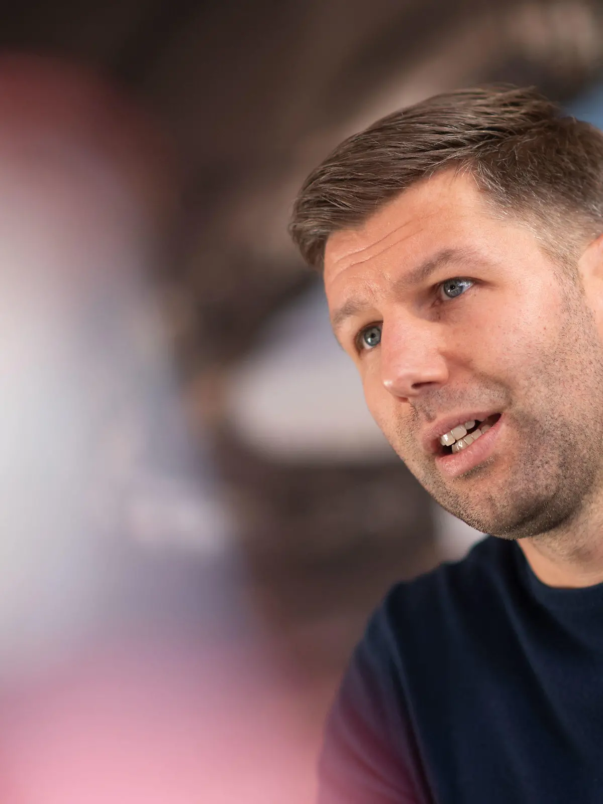 ARCHIV - 23.02.2022, Baden-Württemberg, Stuttgart: Thomas Hitzlsperger, Vorstandsvorsitzender der VfB Stuttgart 1893 AG, nimmt an einem Gespräch mit der Deutschen Presse-Agentur (dpa) in einem Raum des Clubzentrums des Bundesligisten teil. (zu dpa: «Hitzlsperger glaubt an Bayern-Meisterschaft und lobt Union») (zu dpa: «Hitzlsperger: Kritik an Spielern wegen Katar, aber auch Verständnis») Foto: Marijan Murat/Deutsche Presse-Agentur GmbH/dpa +++ dpa-Bildfunk +++