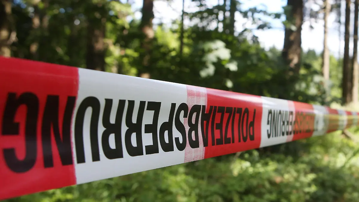 ARCHIV - 04.07.2016, Thüringen, Rodacherbrunn: Ein Absperrband der Polizei umzäunt ein Waldstück. Ein Pilzsammler fand hier im Juli 2016 Skelettteile der vermissten Peggy. (zu dpa "Polizei: Festnahme im Fall Peggy " vom 11.10.2018) Foto: Bodo Schackow/ZB/dpa +++ dpa-Bildfunk +++