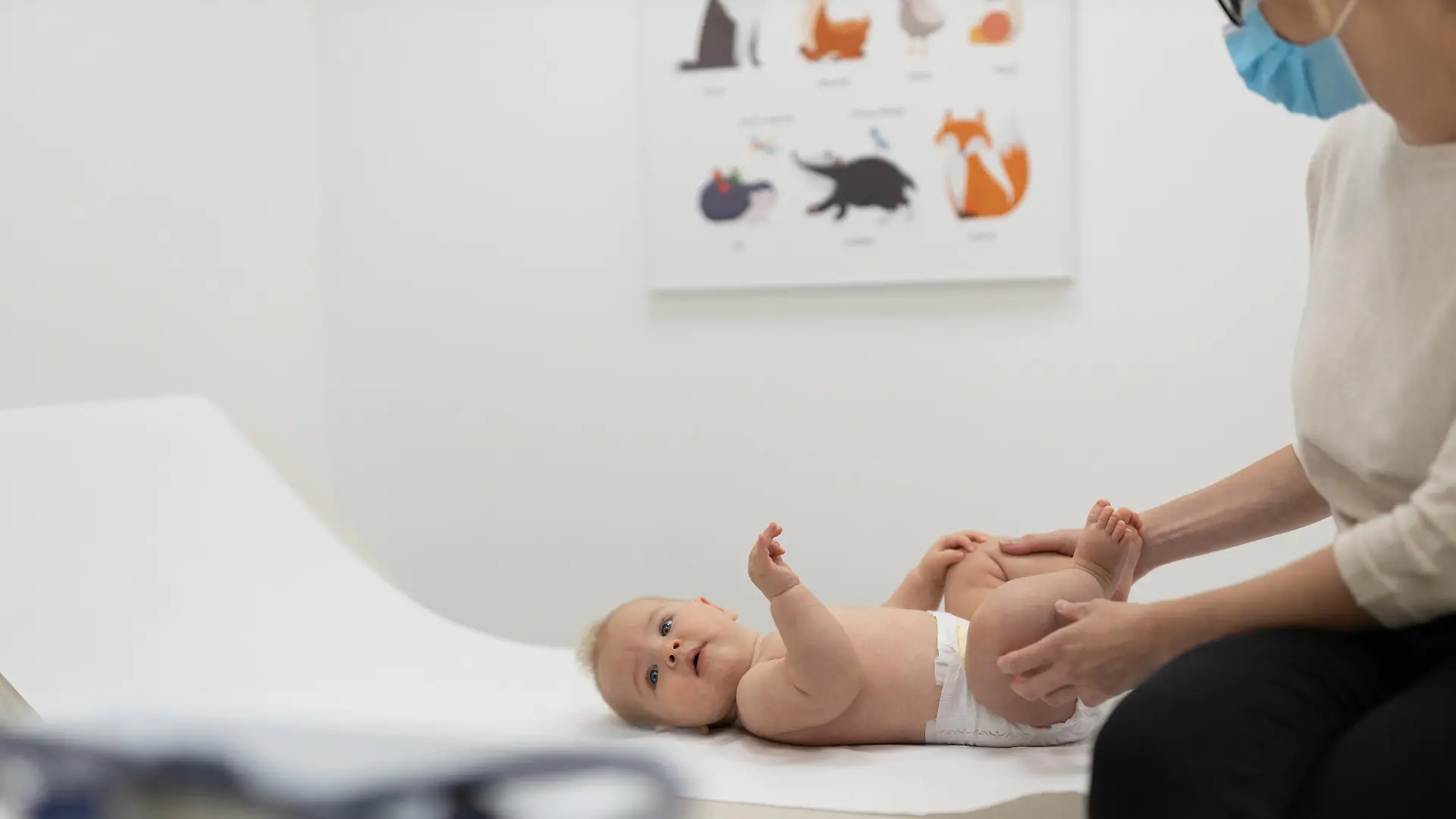 Baby lying on his back during a standard medical checkup at pediatrician. || Modellfreigabe vorhanden