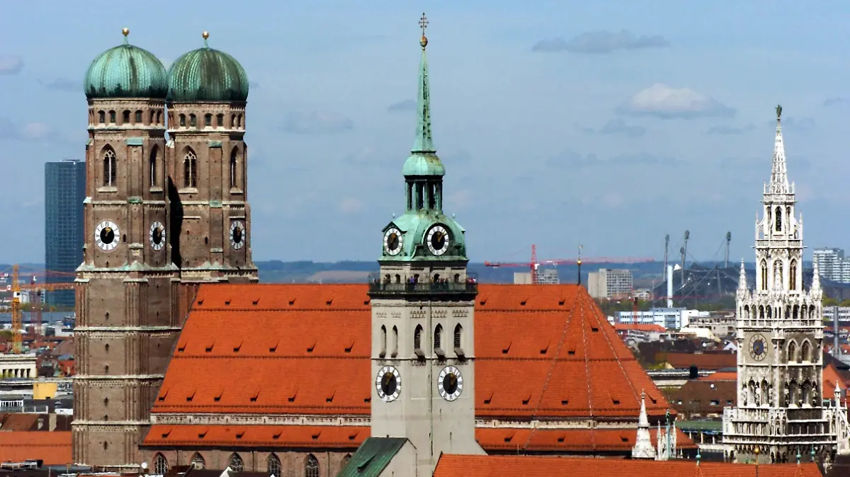 Blick auf die (l-r) Doppeltürme der Frauenkirche, der Pfarrkirche "Alter Peter" sowie dem markanten Turm des Neuen Rathauses in der bayerischen Landeshauptstadt München am 20.04.2004. Foto: Frank Leonhardt dpa/lby