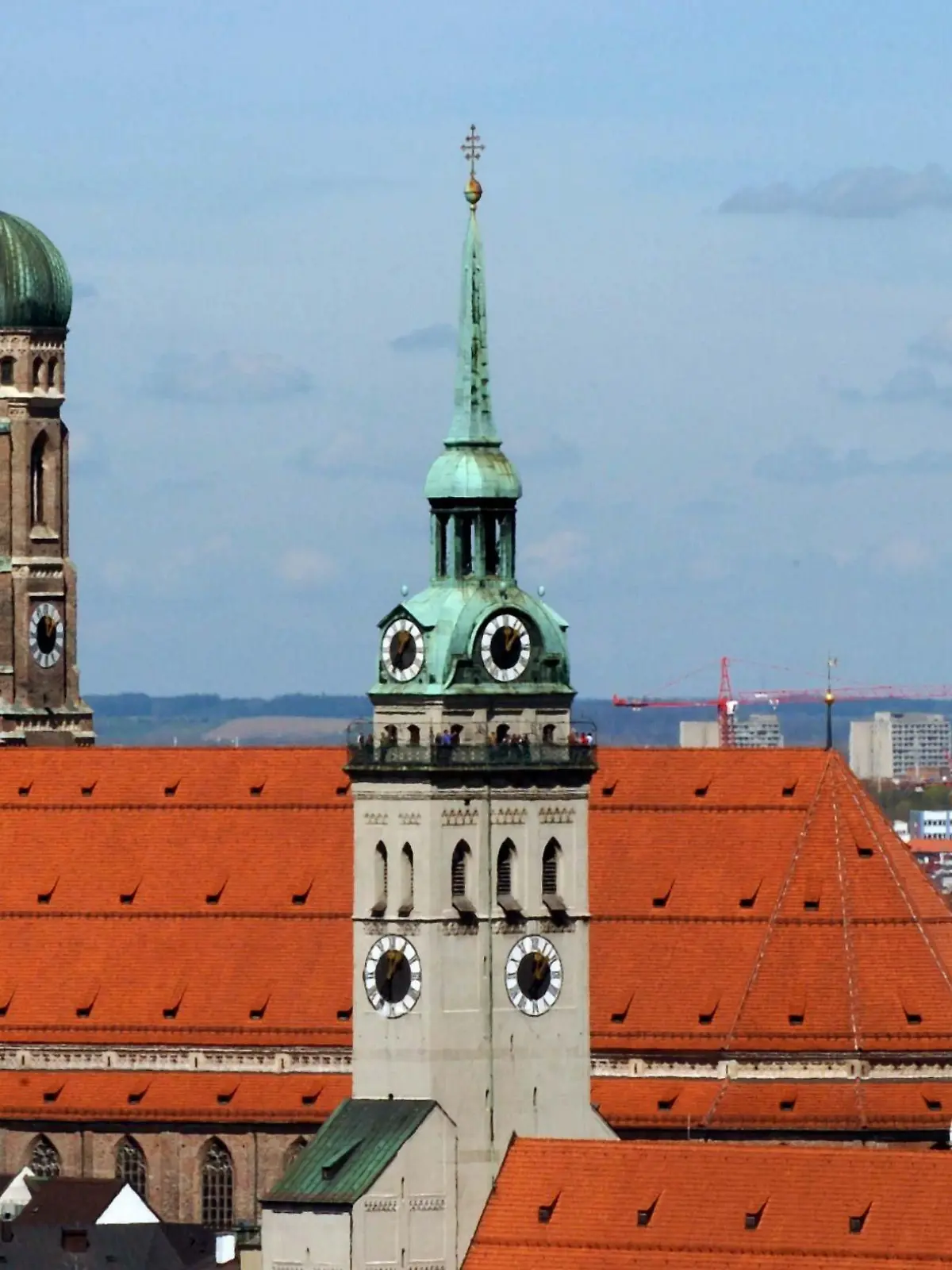 Blick auf die (l-r) Doppeltürme der Frauenkirche, der Pfarrkirche "Alter Peter" sowie dem markanten Turm des Neuen Rathauses in der bayerischen Landeshauptstadt München am 20.04.2004. Foto: Frank Leonhardt dpa/lby
