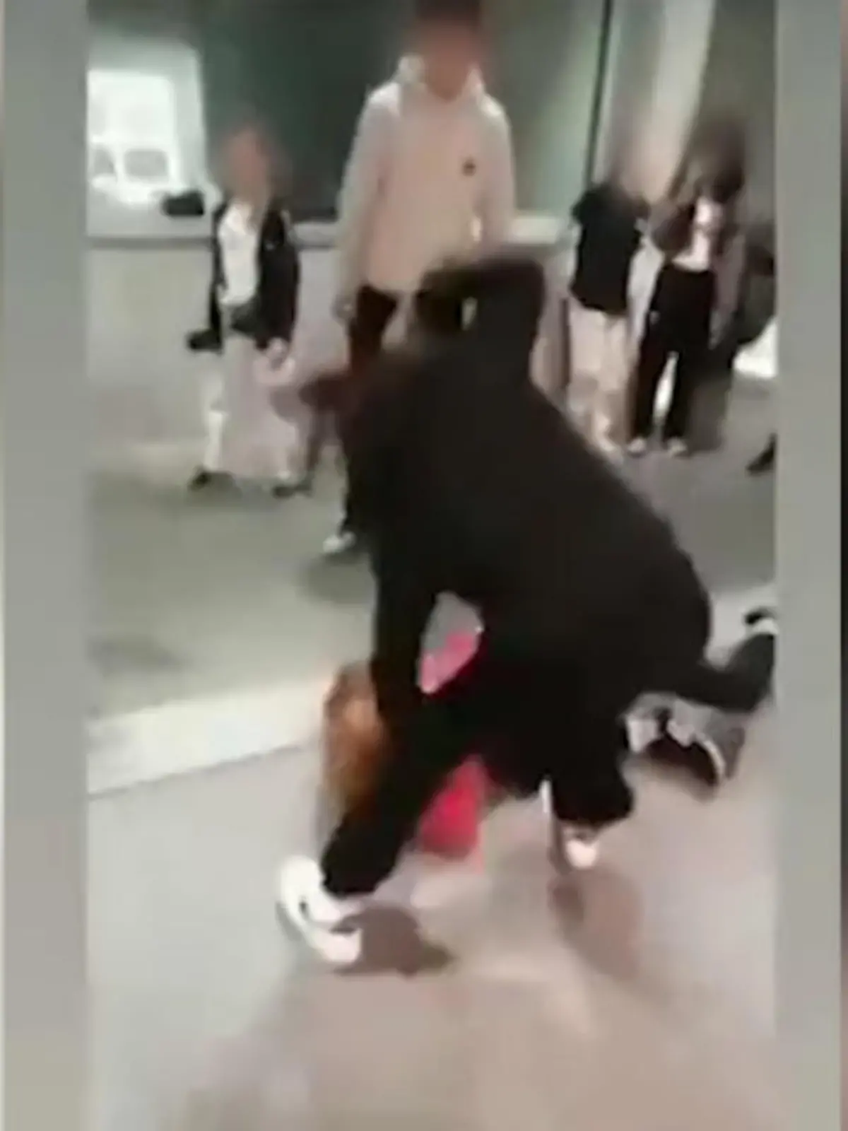 Es sind heftige Szenen! Auf einem Video ist zu sehen, wie ein Mädchen in einer U-Bahn in Karlsruhe brutal verprügelt wird. Das auf dem Boden liegende Opfer wird mit dem Fuß auf den Kopf getreten und mit Fäusten geschlagen. Jetzt ermittelt die Polizei, mehr dazu im Video.