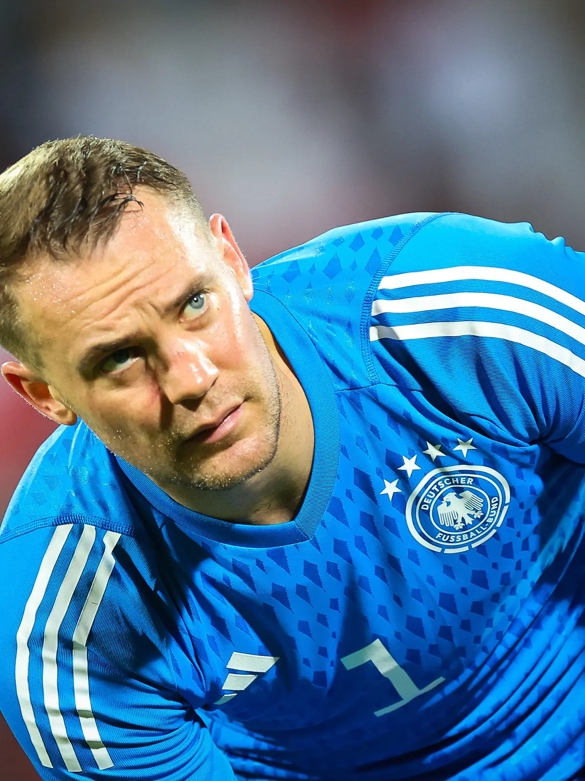 ARCHIV - 16.11.2022, Oman, Maskat: Fußball, Länderspiel, vor der Fußball-WM in Katar, Oman - Deutschland im Sultan-Qabus-Sportzentrum, Deutschlands Torhüter und Kapitän Manuel Neuer trägt die Kapitänsbinde mit der Aufschrift "One Love·. (zu dpa: «Neuer nicht mit «One Love»: FIFA verbietet symbolträchtige Binde») Foto: Christian Charisius/dpa +++ dpa-Bildfunk +++
