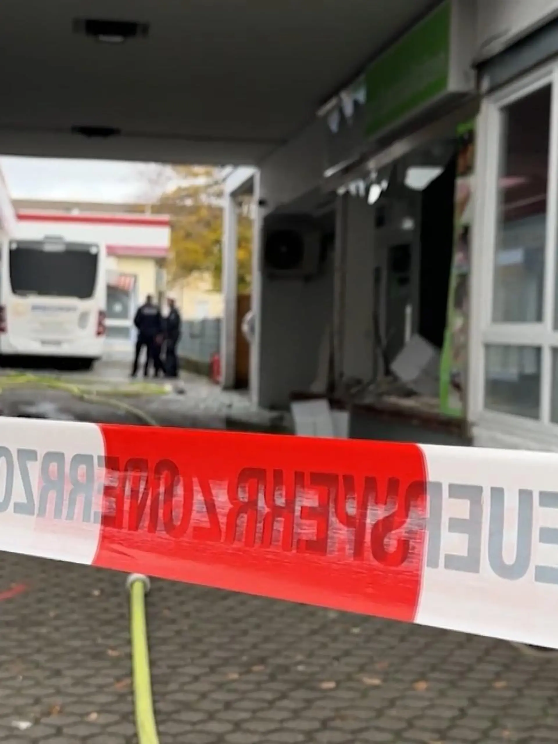 Bild zu: "Linienbus demoliert Ladenlokale"