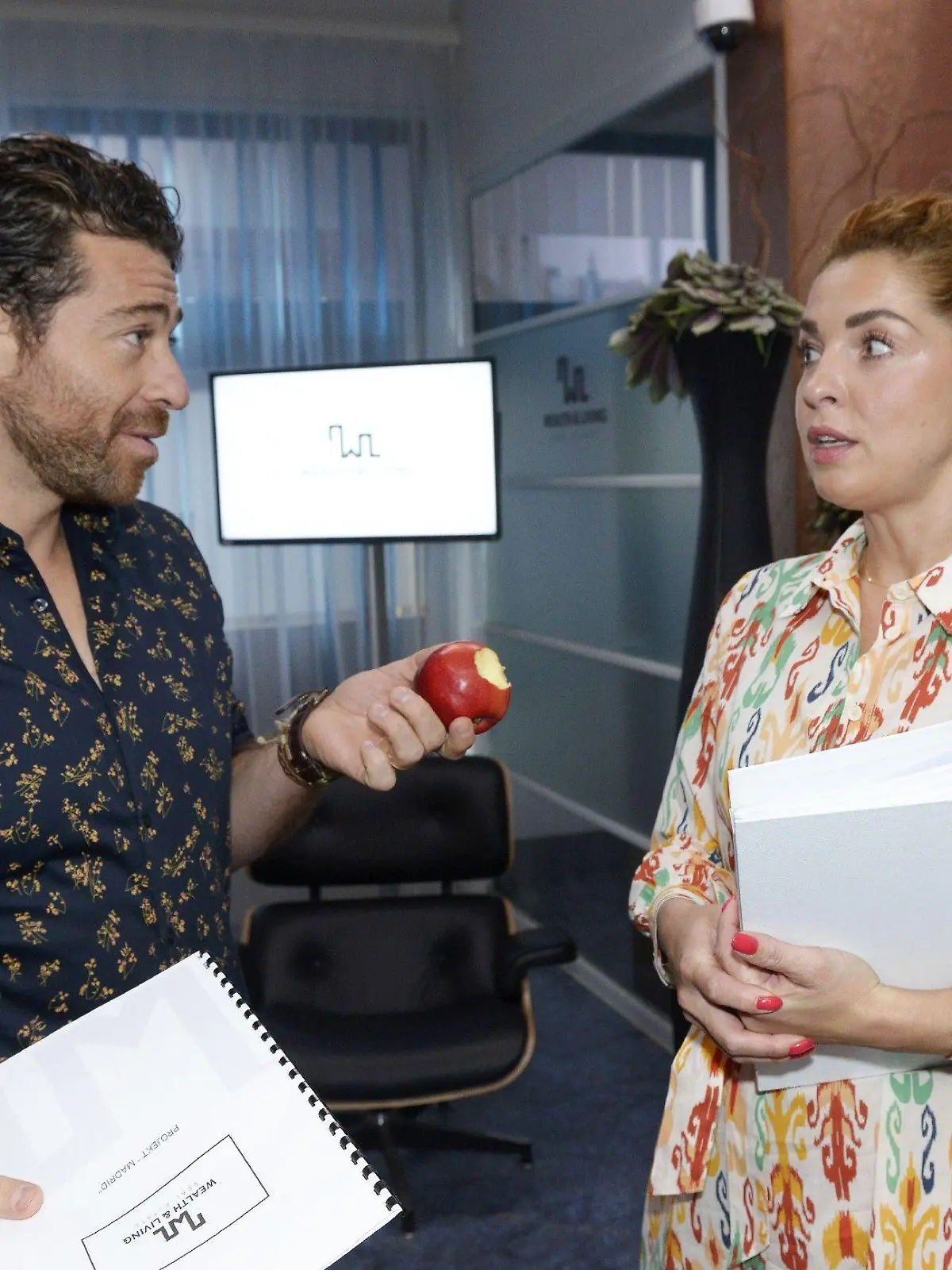 Nina (Maria Wedig) lässt Carlos (Patrick Fernandez) ihre Abneigung spüren.

Die Verwendung des sendungsbezogenen Materials ist nur mit dem Hinweis und Verlinkung auf RTL+ gestattet.
