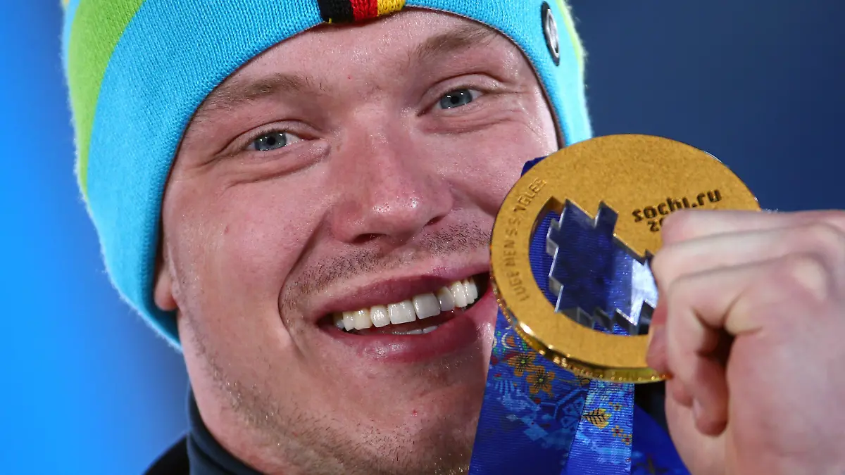 FILE - Felix Loch of Germany poses with his gold medal during the victory ceremony of Luge Men's Singles at Medal Plaza in Olympic Park at the Sochi 2014 Olympic Games, in Sochi Russia, 10 February 2014. Photo: Michael Kappeler/dpa (zu dpa "Rodel-Olympiasieger Loch trägt deutsche Fahne bei Schlussfeier" vom 22.02.2014) +++(c) dpa - Bildfunk+++