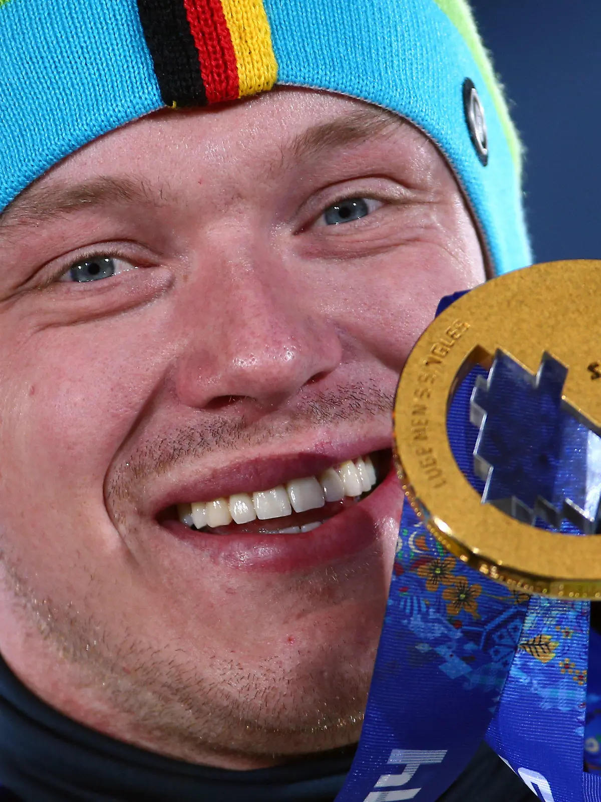 FILE - Felix Loch of Germany poses with his gold medal during the victory ceremony of Luge Men's Singles at Medal Plaza in Olympic Park at the Sochi 2014 Olympic Games, in Sochi Russia, 10 February 2014. Photo: Michael Kappeler/dpa (zu dpa "Rodel-Olympiasieger Loch trägt deutsche Fahne bei Schlussfeier" vom 22.02.2014) +++(c) dpa - Bildfunk+++