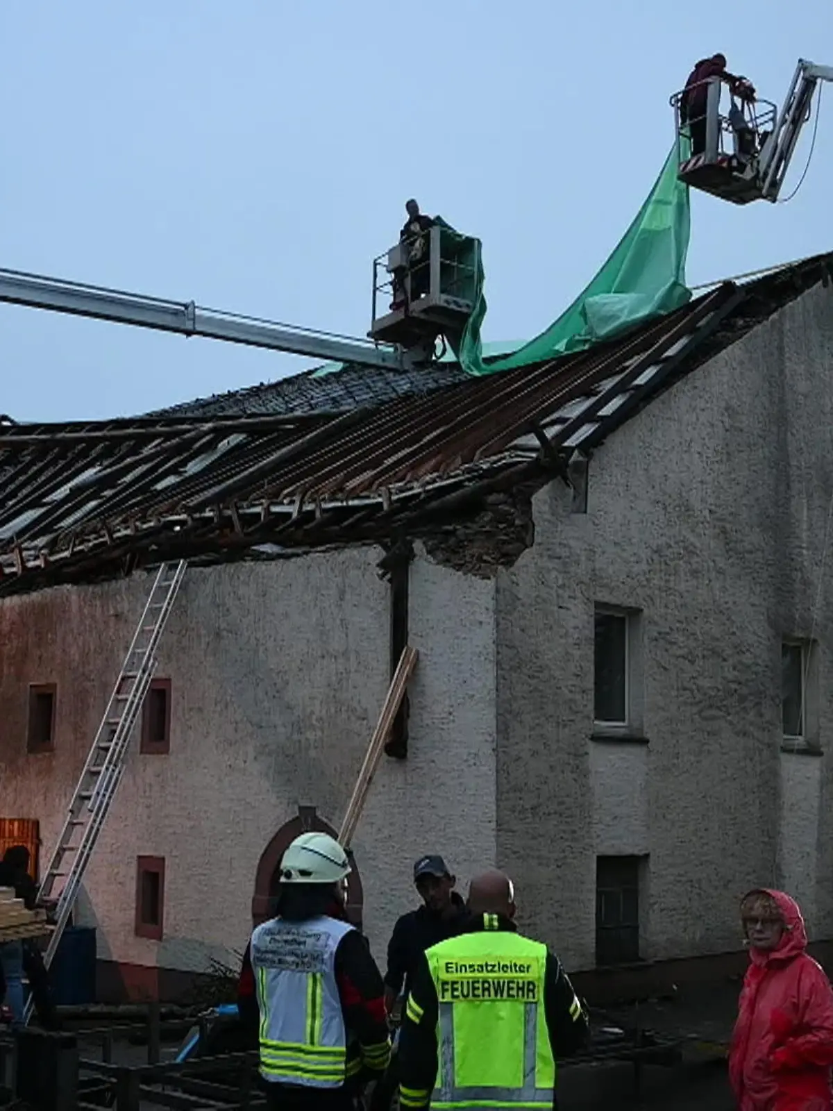 Ein schweres Unwetter richtet massive Schäden an, in Nusbaum soll sogar ein Tornado gesichtet worden sein. Zahlreiche Häuser werden schwer beschädigt, bei mehreren werden die Dächer komplett abgedeckt.