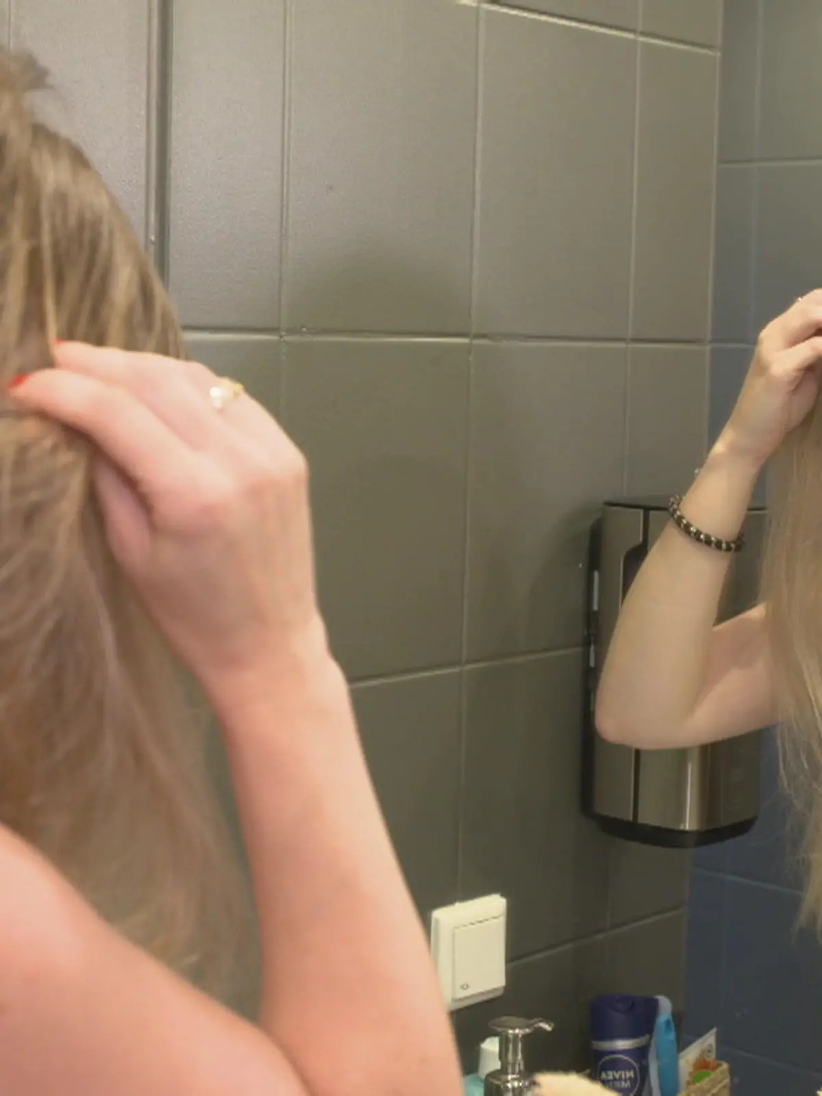Welche Mittel helfen gegen Haarausfall? Die Stiftung Warentest hat Produkte getestet und folgendes herausgefunden: Es gibt ganz klare Unterschiede bei Mitteln für Frauen und Männer! Wie die Unterschiede aussehen und welches Mittel zumindest eingeschränkt von den Experten empfohlen wird, sehen Sie oben im Video.