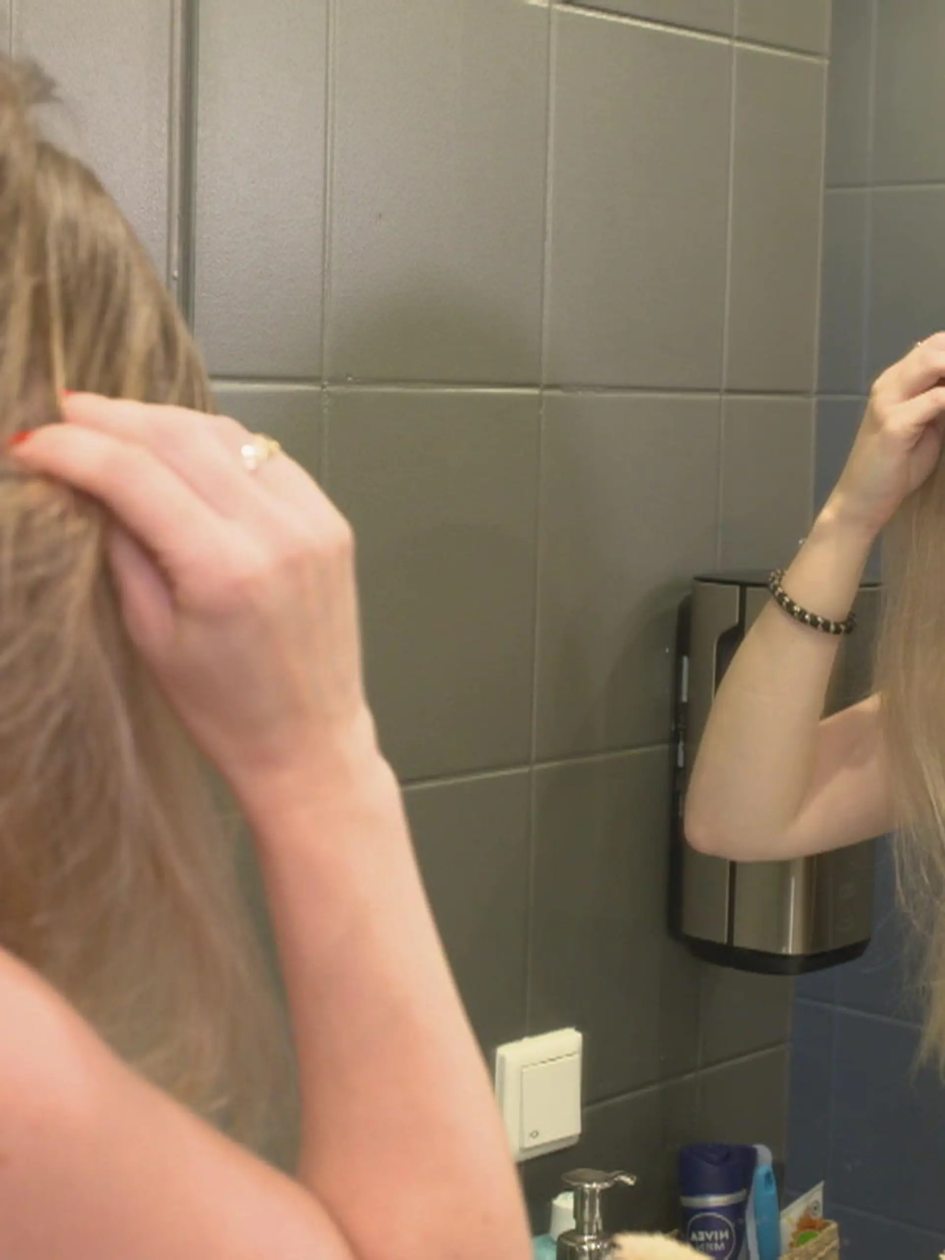 Welche Mittel helfen gegen Haarausfall? Die Stiftung Warentest hat Produkte getestet und folgendes herausgefunden: Es gibt ganz klare Unterschiede bei Mitteln für Frauen und Männer! Wie die Unterschiede aussehen und welches Mittel zumindest eingeschränkt von den Experten empfohlen wird, sehen Sie oben im Video.