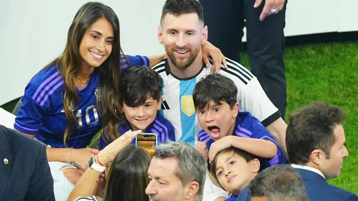 Mandatory Credit: Photo by Javier Garcia/Shutterstock 13670815mm Lionel Messi of Argentina poses for a photo with his wife Antonela Roccuzzo and children Argentina v France, FIFA World Cup, WM, Weltmeisterschaft, Fussball 2022, Final, Football, Lusail Stadium, Al Daayen, Qatar - 18 Dec 2022 Editorial Use Only Argentina v France, FIFA World Cup 2022, Final, Football, Lusail Stadium, Al Daayen, Qatar - 18 Dec 2022 Editorial Use Only PUBLICATIONxINxGERxSUIxAUTxHUNxGRExMLTxCYPxROUxBULxUAExKSAxONLY Copyright: xJavierxGarcia/Shutterstockx 13670815mm 