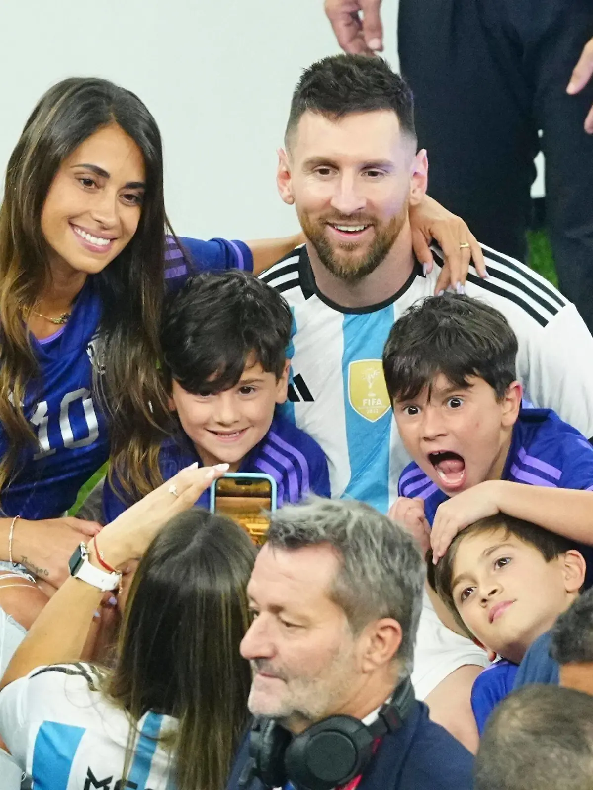 Mandatory Credit: Photo by Javier Garcia/Shutterstock 13670815mm Lionel Messi of Argentina poses for a photo with his wife Antonela Roccuzzo and children Argentina v France, FIFA World Cup, WM, Weltmeisterschaft, Fussball 2022, Final, Football, Lusail Stadium, Al Daayen, Qatar - 18 Dec 2022 Editorial Use Only Argentina v France, FIFA World Cup 2022, Final, Football, Lusail Stadium, Al Daayen, Qatar - 18 Dec 2022 Editorial Use Only PUBLICATIONxINxGERxSUIxAUTxHUNxGRExMLTxCYPxROUxBULxUAExKSAxONLY Copyright: xJavierxGarcia/Shutterstockx 13670815mm 