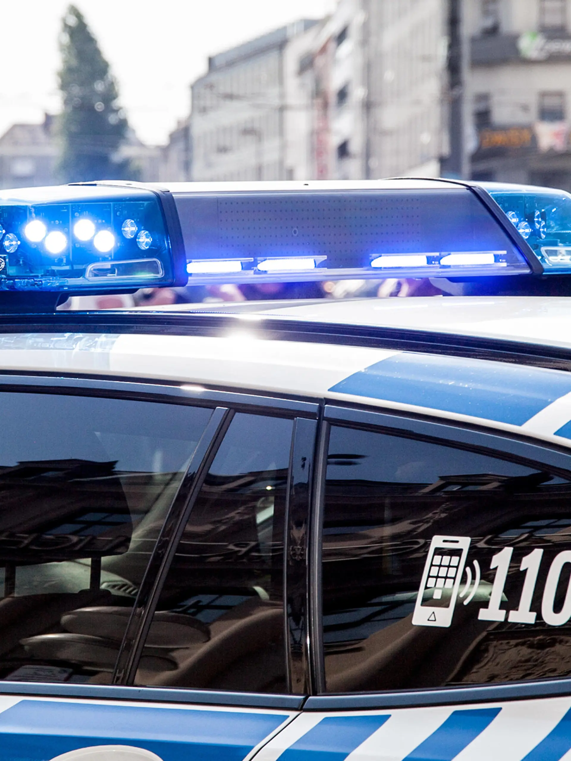 München, Deutschland 02. Juni 2023: Themenbilder - Symbolbilder - Polizei Blaulicht - 2023 Ein Einsatzfahrzeug der Polizei, Streifenwagen mit Blaulicht in München Bayern. Bayern *** Munich, Germany 02 June 2023 theme images symbol images police blue light 2023 A police emergency vehicle, patrol car with blue light in Munich Bavaria Bavaria Copyright: xFotostandx/xK.xSchmittx