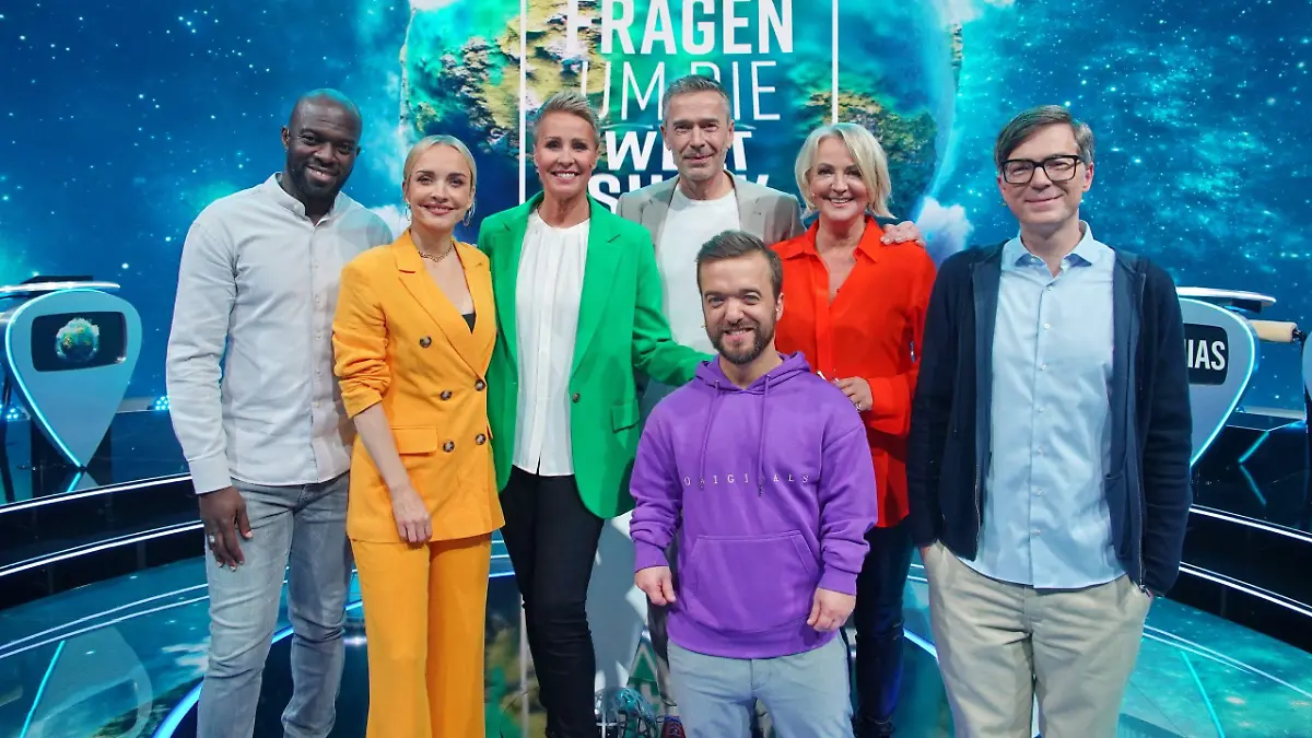 V.l.: Hans Sarpei, Janin Ullmann, Moderatorin Sonja Zietlow, Experte Dirk Steffens, Mathias Mester, Ulla Kock am Brink und Ralph Caspers.
Die Verwendung des sendungsbezogenen Materials ist nur mit dem Hinweis und Verlinkung auf RTL+ gestattet.