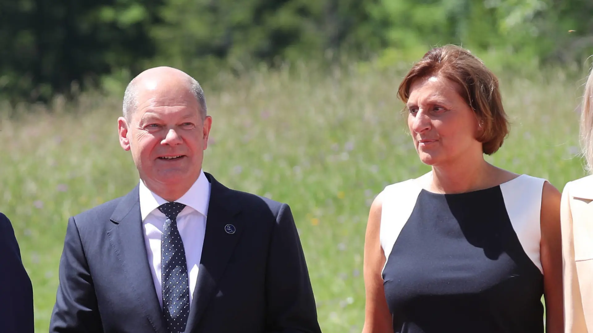  G 7 summit 2022 Schloss Elmau Emmanuel Macron Olaf Scholz Britta Ernst und Brigitte Macron, Elmau Bayern Deutschland Schloß Elmau *** G 7 summit 2022 Elmau Castle Emmanuel Macron Olaf Scholz Britta Ernst and Brigitte Macron, Elmau Bavaria Germany Elmau Castle