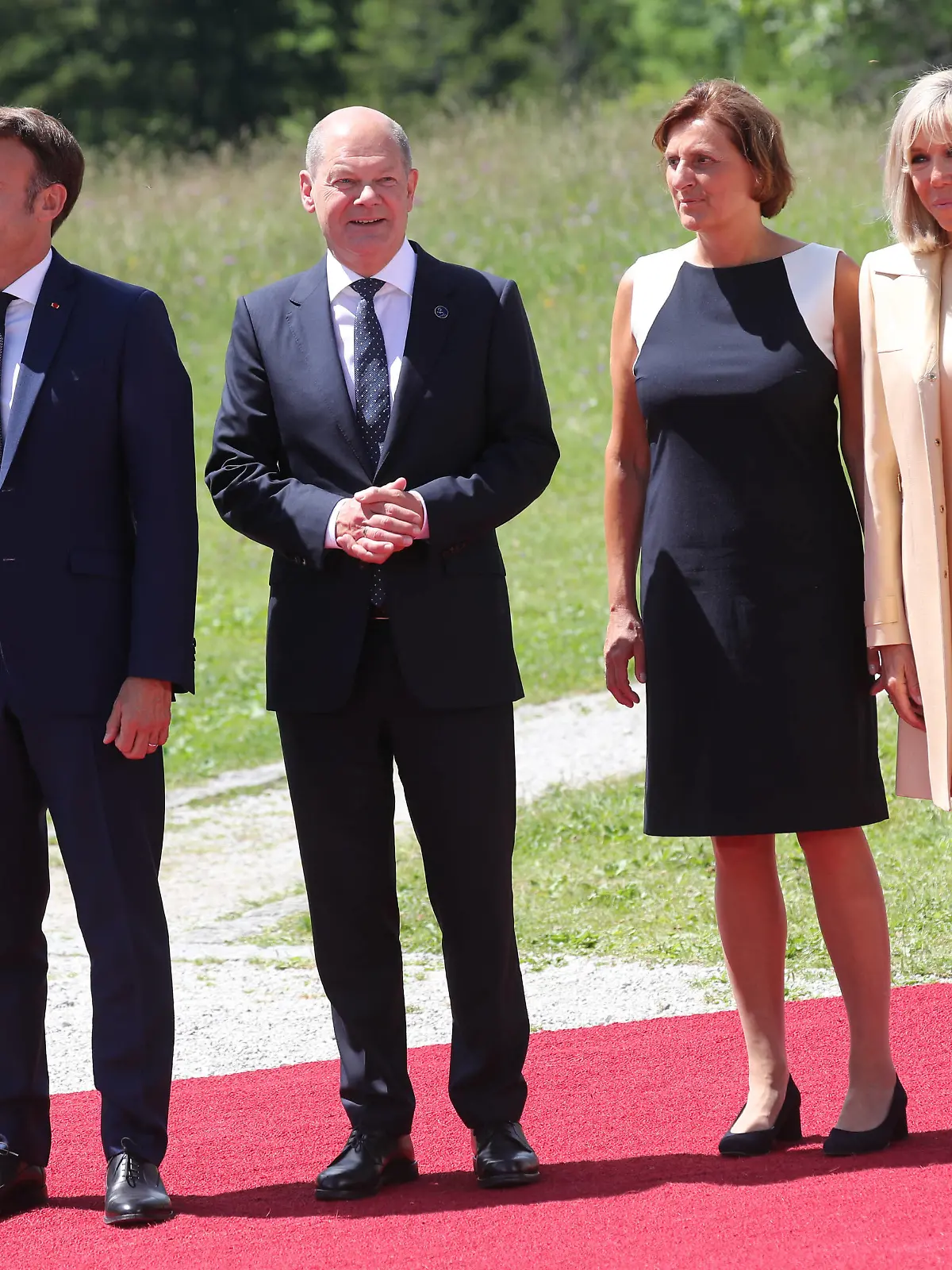  G 7 summit 2022 Schloss Elmau Emmanuel Macron Olaf Scholz Britta Ernst und Brigitte Macron, Elmau Bayern Deutschland Schloß Elmau *** G 7 summit 2022 Elmau Castle Emmanuel Macron Olaf Scholz Britta Ernst and Brigitte Macron, Elmau Bavaria Germany Elmau Castle