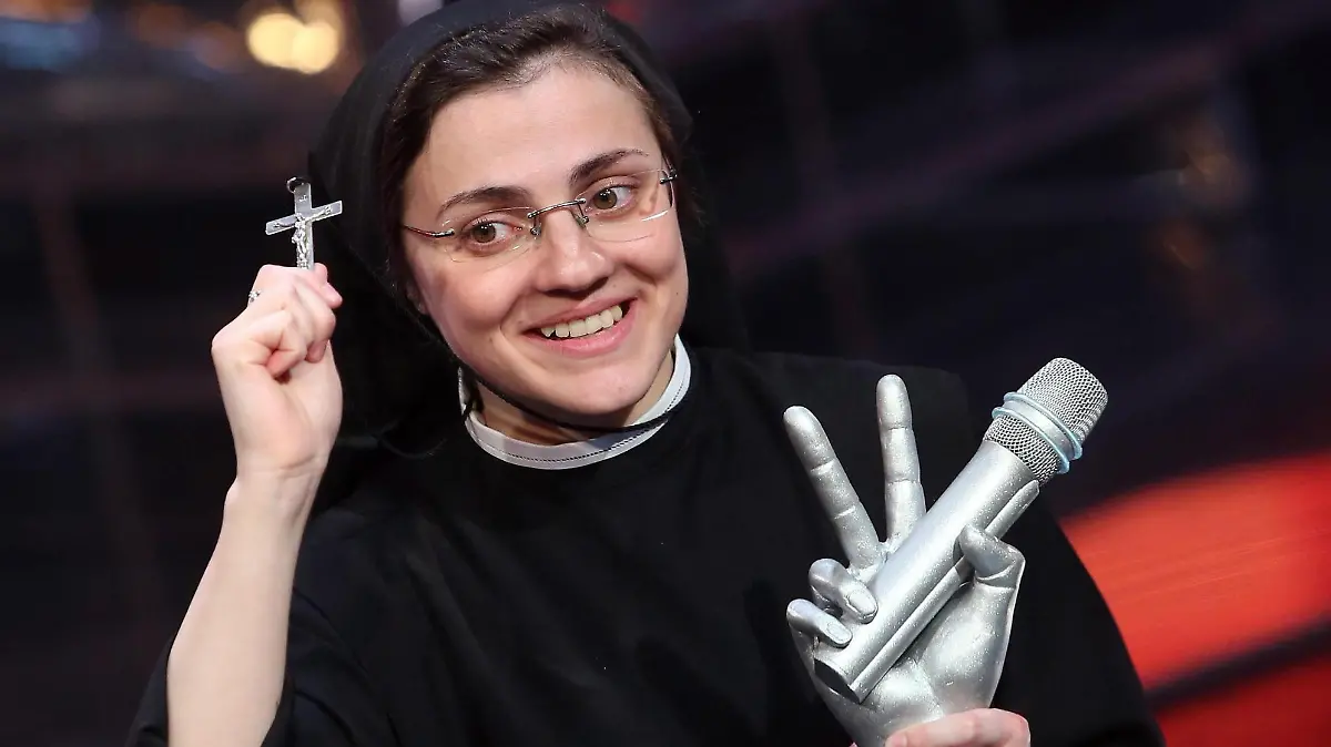 ARCHIV - 06.06.2014, Italien, Mailand: Die italienische Nonne Cristina Scuccia lächelt mit ihrem Preis in der Hand, nachdem sie das Finale des staatlichen RAI-Fernsehprogramms «The Voice of Italy» gewonnen hat. Italiens singende Nonne und Gewinnerin der Talentshow «The Voice of Italy» von 2014 hat ihren Orden verlassen. (zu dpa: «Italien: Talentshow-Nonne verlässt Orden und wird Kellnerin») Foto: Matteo Bazzi/ANSA/EPA/dpa +++ dpa-Bildfunk +++