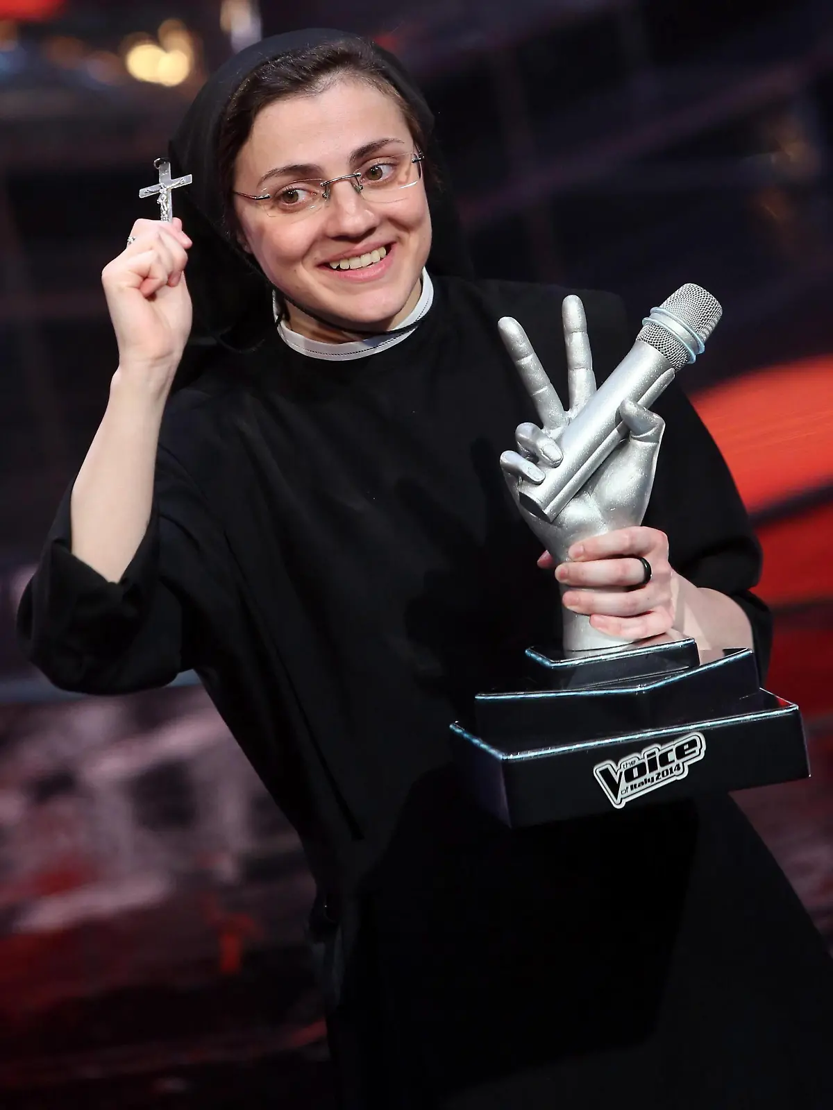 ARCHIV - 06.06.2014, Italien, Mailand: Die italienische Nonne Cristina Scuccia lächelt mit ihrem Preis in der Hand, nachdem sie das Finale des staatlichen RAI-Fernsehprogramms «The Voice of Italy» gewonnen hat. Italiens singende Nonne und Gewinnerin der Talentshow «The Voice of Italy» von 2014 hat ihren Orden verlassen. (zu dpa: «Italien: Talentshow-Nonne verlässt Orden und wird Kellnerin») Foto: Matteo Bazzi/ANSA/EPA/dpa +++ dpa-Bildfunk +++