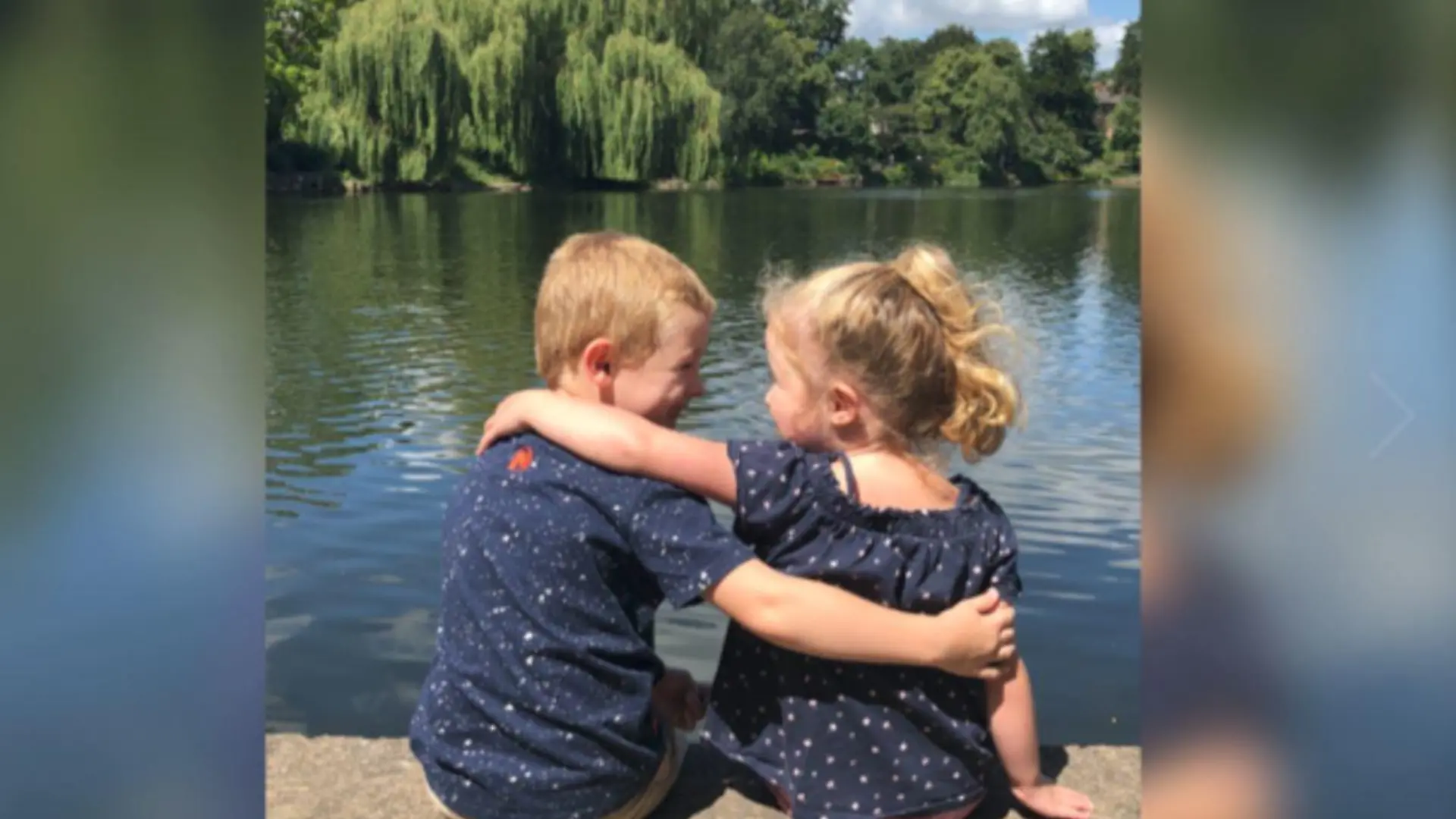 Kinder sitzen am See
