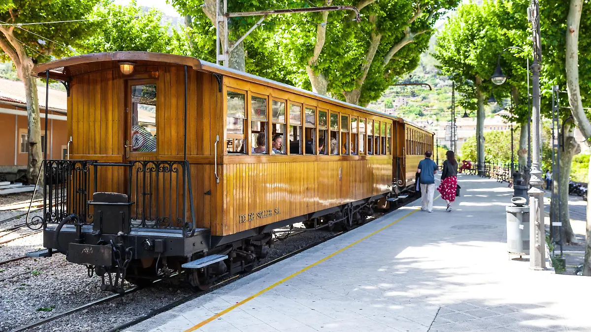 Die Bahn Ferrocarril de Soller / Tren de Soller / Train de Sóller an ihrem Start und Endpunkt im Ort Soller.