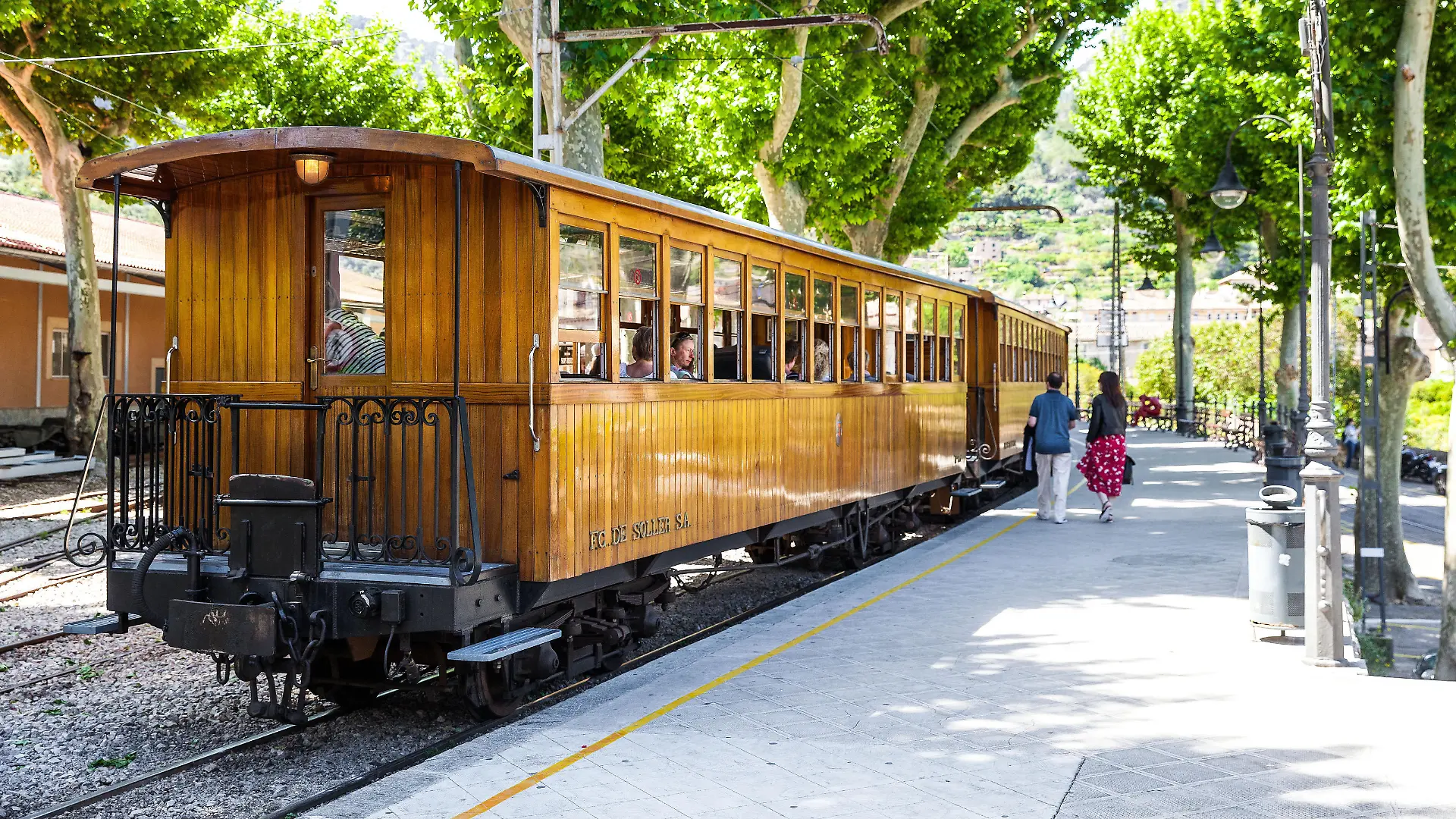 Die Bahn Ferrocarril de Soller / Tren de Soller / Train de Sóller an ihrem Start und Endpunkt im Ort Soller.