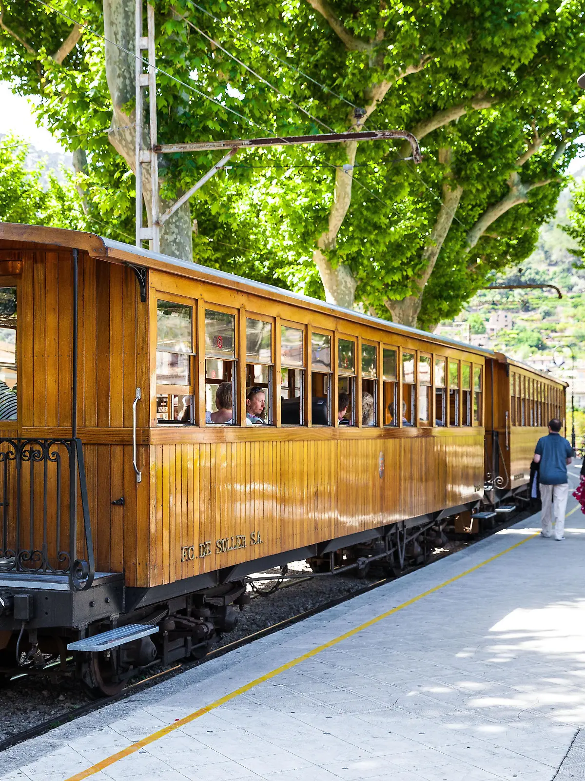 Die Bahn Ferrocarril de Soller / Tren de Soller / Train de Sóller an ihrem Start und Endpunkt im Ort Soller.