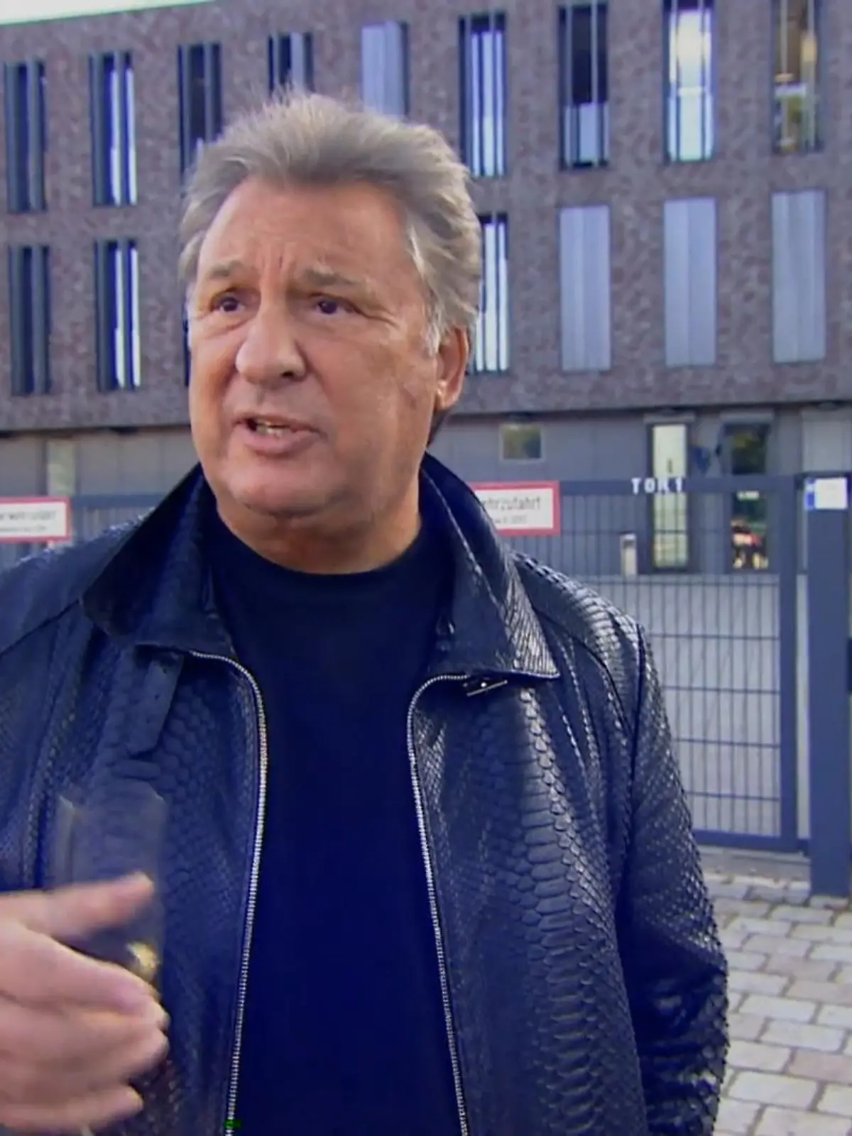 Raus aus dem Knast – rein in die Protzkarre!

Deutschlands bekanntester Hochstapler Milliarden-Mike ist wieder in Freiheit. Zu seinem ersten Tag nach der Haftentlassung lädt er selbst zahlreiche Journalisten ein – und prahlt mit seinem neuen schicken Auto.