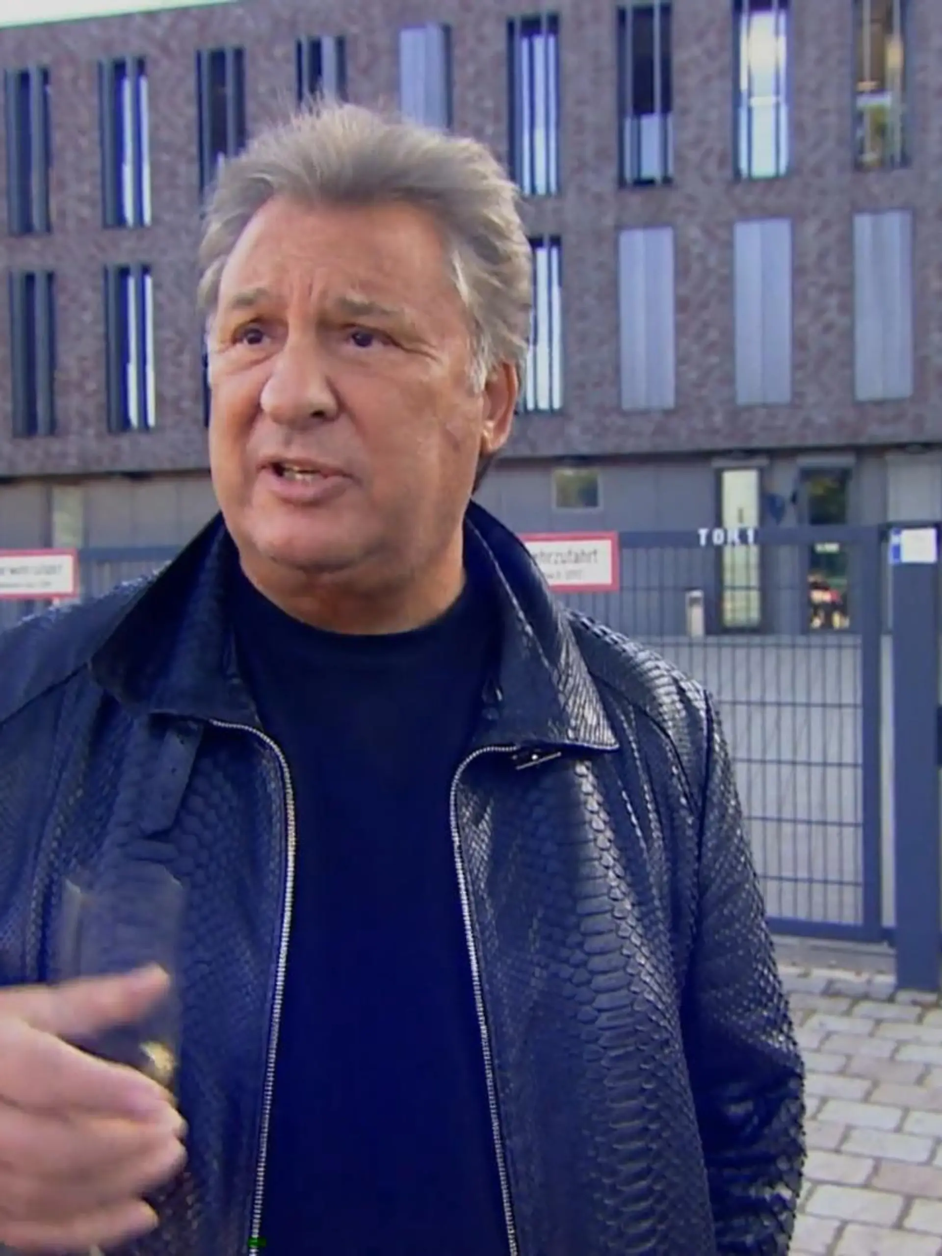 Raus aus dem Knast – rein in die Protzkarre!

Deutschlands bekanntester Hochstapler Milliarden-Mike ist wieder in Freiheit. Zu seinem ersten Tag nach der Haftentlassung lädt er selbst zahlreiche Journalisten ein – und prahlt mit seinem neuen schicken Auto.