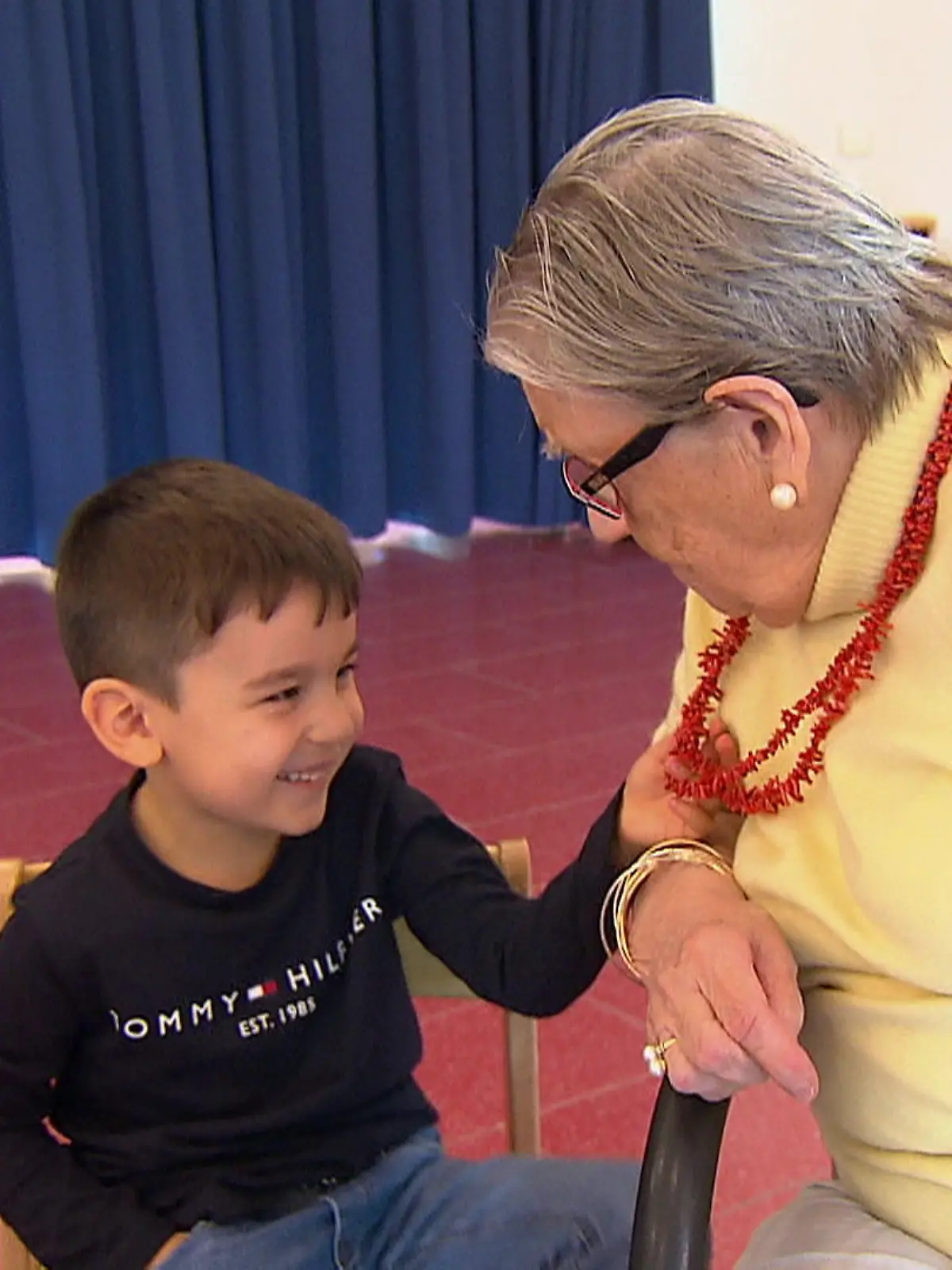 Der fünfjährige Metin und die 84-jährige Margarete Stock sind richtig dicke Freunde geworden, und das, obwohl sie einen Altersunterschied von 79 Jahren haben. Möglich macht das die Kita „Jung und Alt“ in Fulda, die Kindergarten und Pflegeheim zusammenbringt. Wie die beiden Generationen gemeinsam Zeit verbringen, sehen Sie im Video!