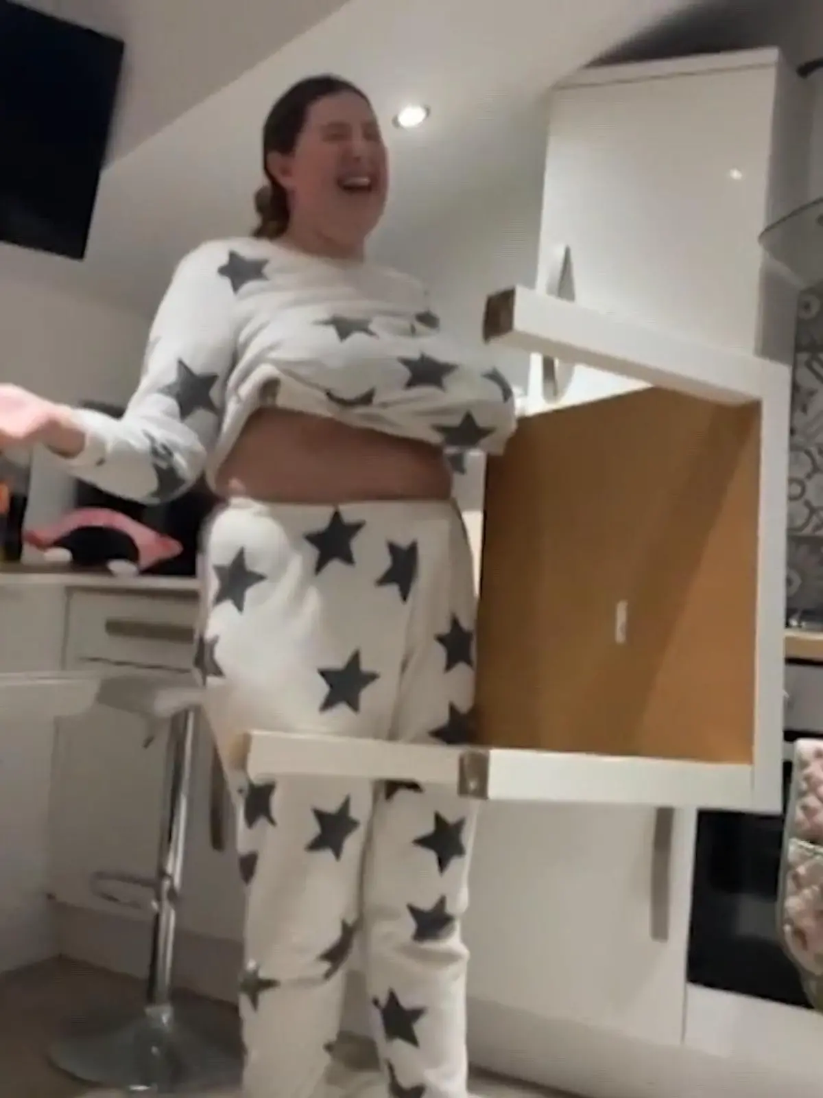 Bei einer Übernachtungsparty mit ihren Freundinnen hat diese Dame ihre versteckte Superkraft entdeckt. Sie kann tatsächlich Gegenstände mit ihren Brüsten halten! Egal ob Wäscheständer, Töpfe, Pfannen oder Stühle. Die Frau hat in der Oberweite eine Griffkraft, die vielen Menschen in den Händen fehlt. Glauben Sie nicht? Dann überzeugen Sie sich selbst im Video.
