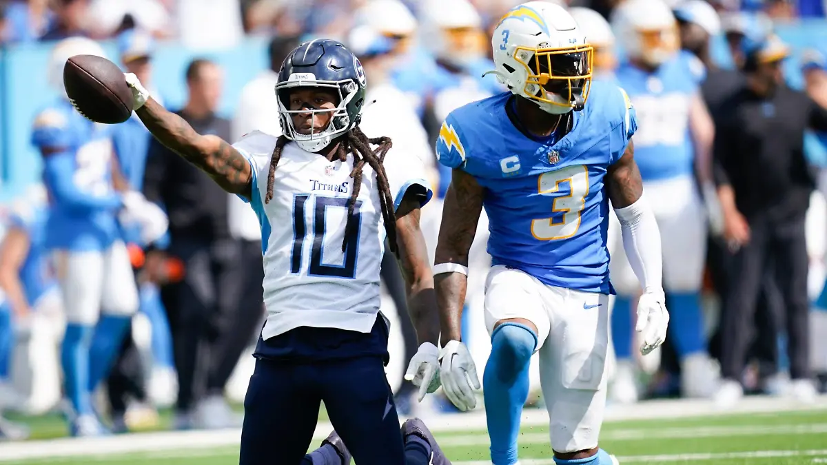Syndication: The Tennessean Tennessee Titans wide receiver DeAndre Hopkins 10 celebrates a catch in the fourth quarter after being stopped by Los Angeles Chargers safety Derwin James Jr. 3 at Nissan Stadium in Nashville, Tenn., Sunday, Sept. 17, 2023. , EDITORIAL USE ONLY PUBLICATIONxINxGERxSUIxAUTxONLY Copyright: xAndrewxNellesx/xTennessean.comx 21443842
