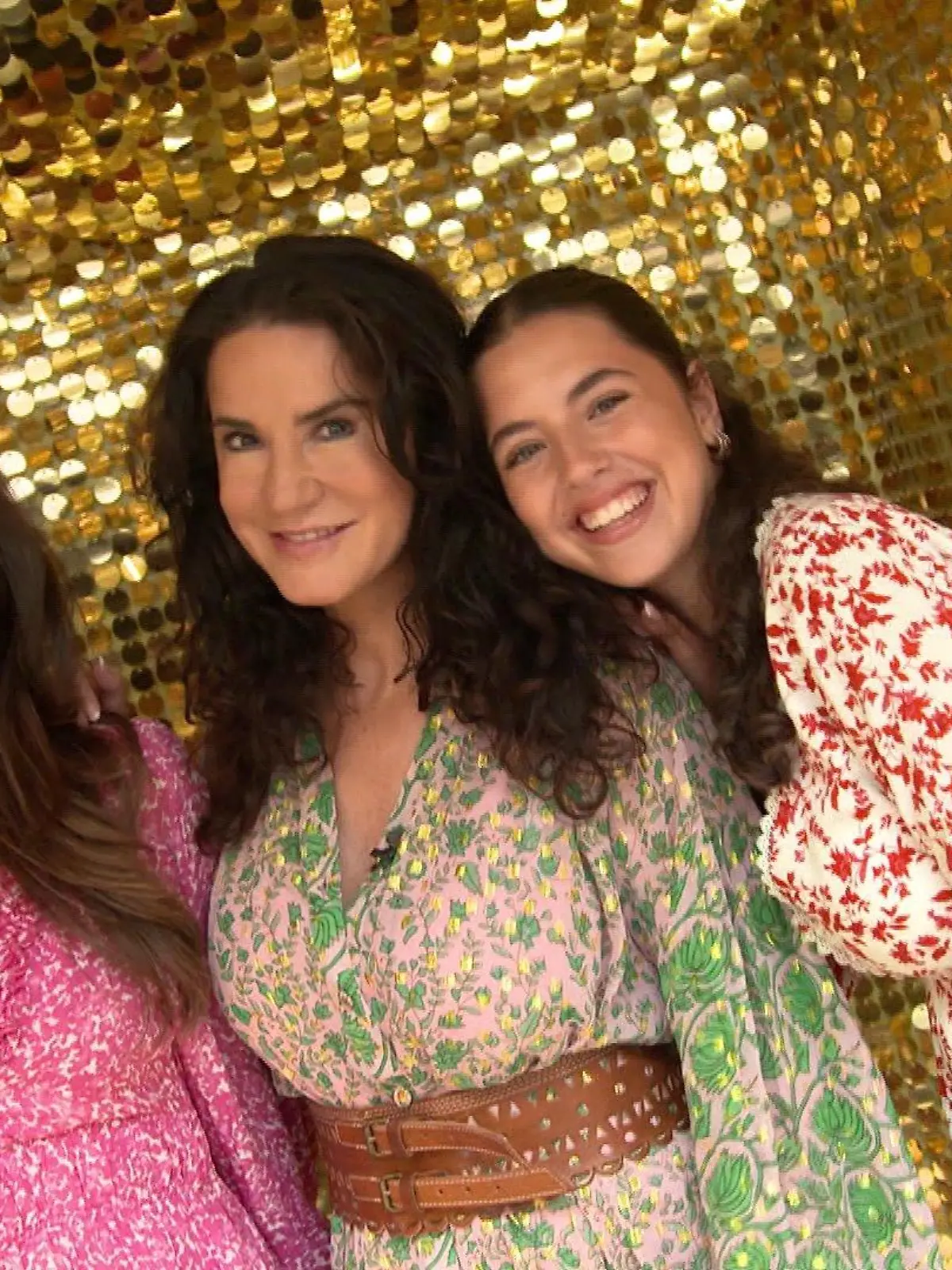Schauspielerin Mariella Ahrens mit Tochter Isabella (links) und Tochter Lucia (rechts) halten zusammen.