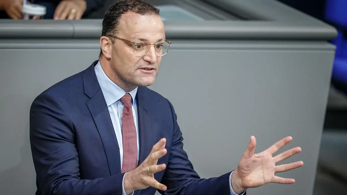ARCHIV - 07.09.2023, Berlin: Jens Spahn (CDU), stellvertretender Vorsitzender der CDU/CSU-Bundestagsfraktion, spricht im Plenum des Bundestags während der ersten Lesung zum Haushalt 2024. Spahn will schärfere finanzielle Sanktionen für Bürgergeldbezieher, die eine Arbeitstätigkeit ablehnen.(zu dpa "Spahn: Schärfere Sanktionen bei Ablehnung von Arbeit") Foto: Kay Nietfeld/dpa +++ dpa-Bildfunk +++