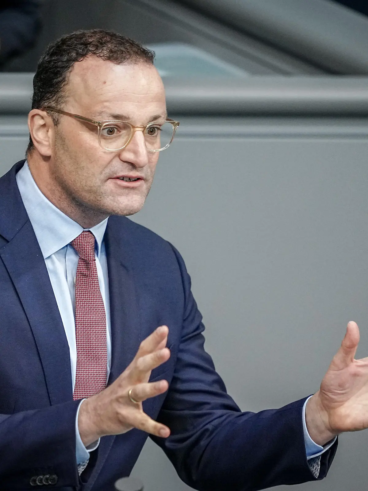 ARCHIV - 07.09.2023, Berlin: Jens Spahn (CDU), stellvertretender Vorsitzender der CDU/CSU-Bundestagsfraktion, spricht im Plenum des Bundestags während der ersten Lesung zum Haushalt 2024. Spahn will schärfere finanzielle Sanktionen für Bürgergeldbezieher, die eine Arbeitstätigkeit ablehnen.(zu dpa "Spahn: Schärfere Sanktionen bei Ablehnung von Arbeit") Foto: Kay Nietfeld/dpa +++ dpa-Bildfunk +++