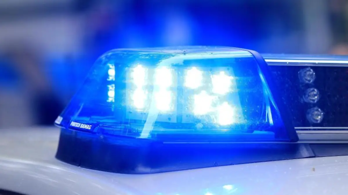 Ein Fahrzeug der Polizei ist mit Blaulicht im Einsatz