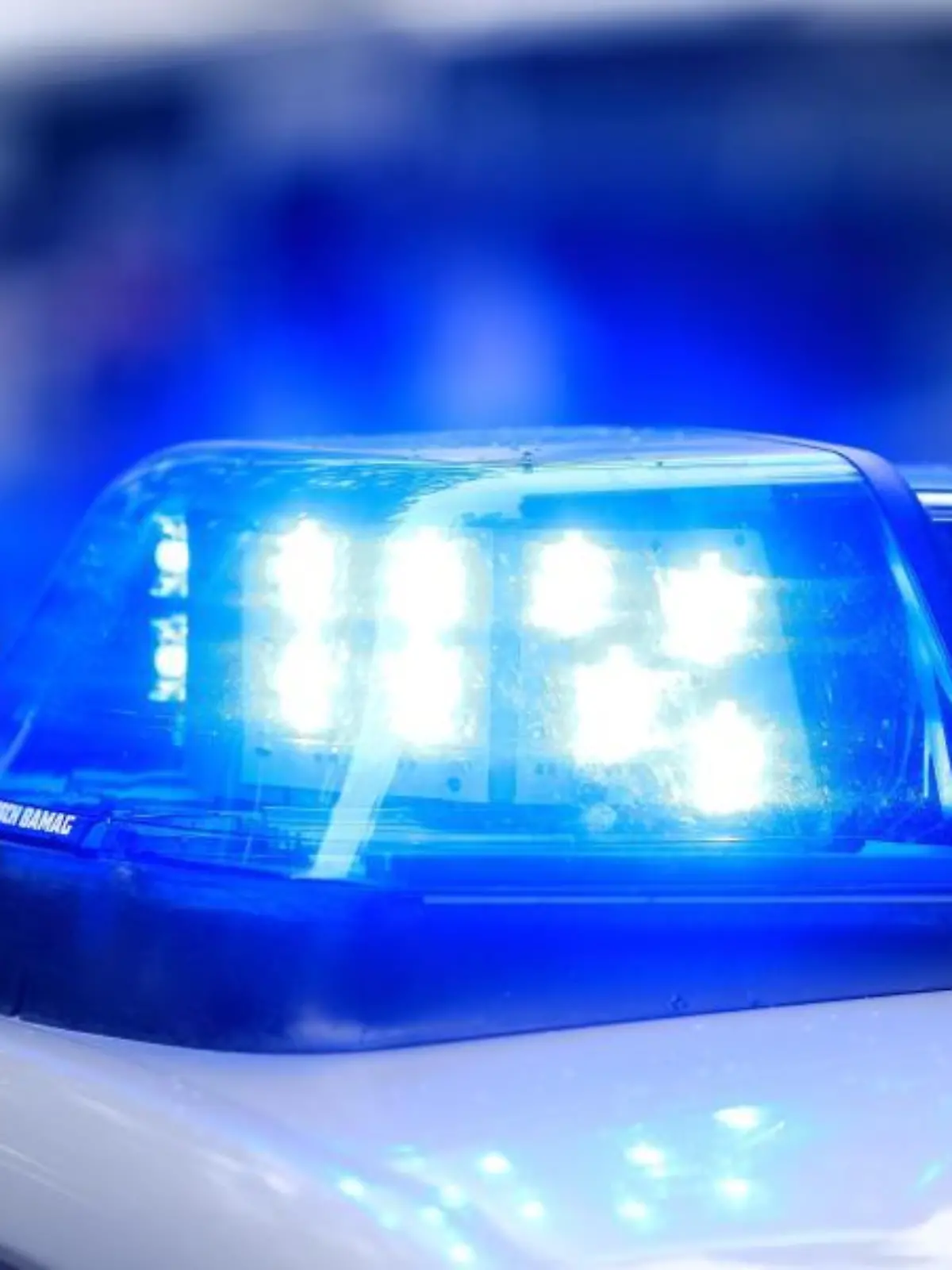 Ein Fahrzeug der Polizei ist mit Blaulicht im Einsatz